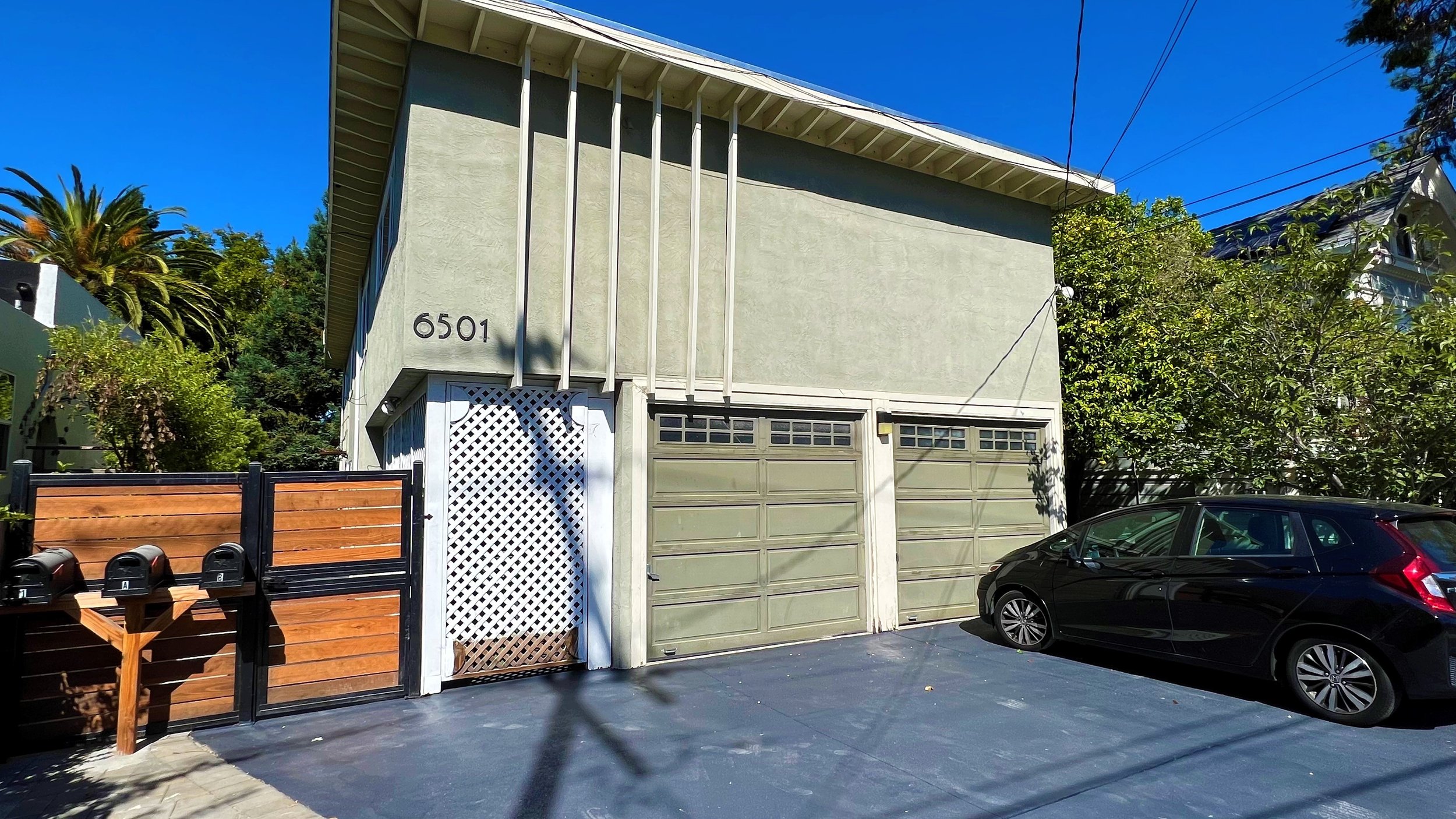 6501 Raymond Street, #B Oakland 2/1, ~750 SF 1 Car off Street parking, free laundry, shared yard! Available 1/1/2026 $2,850/ Month