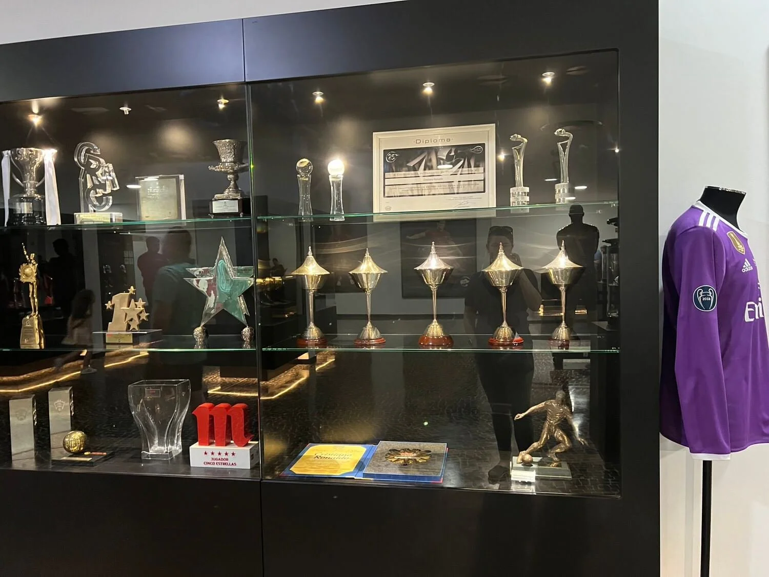 cr7-museum-trophies.jpeg