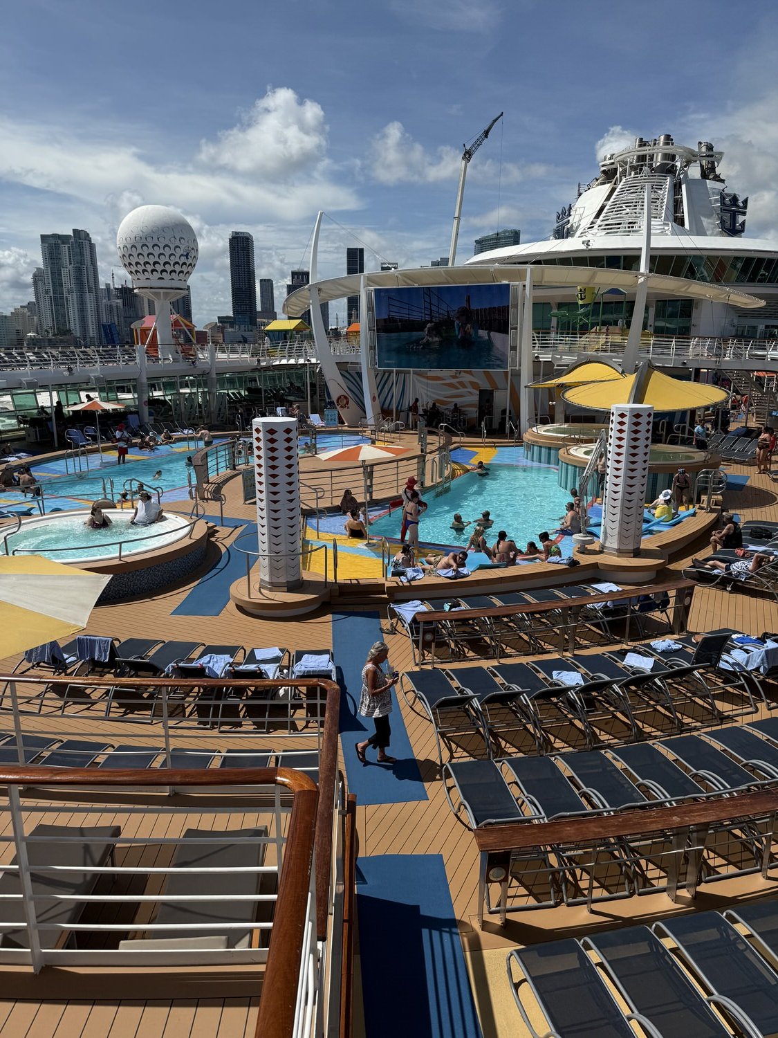 independence-of-the-seas-pool.jpeg