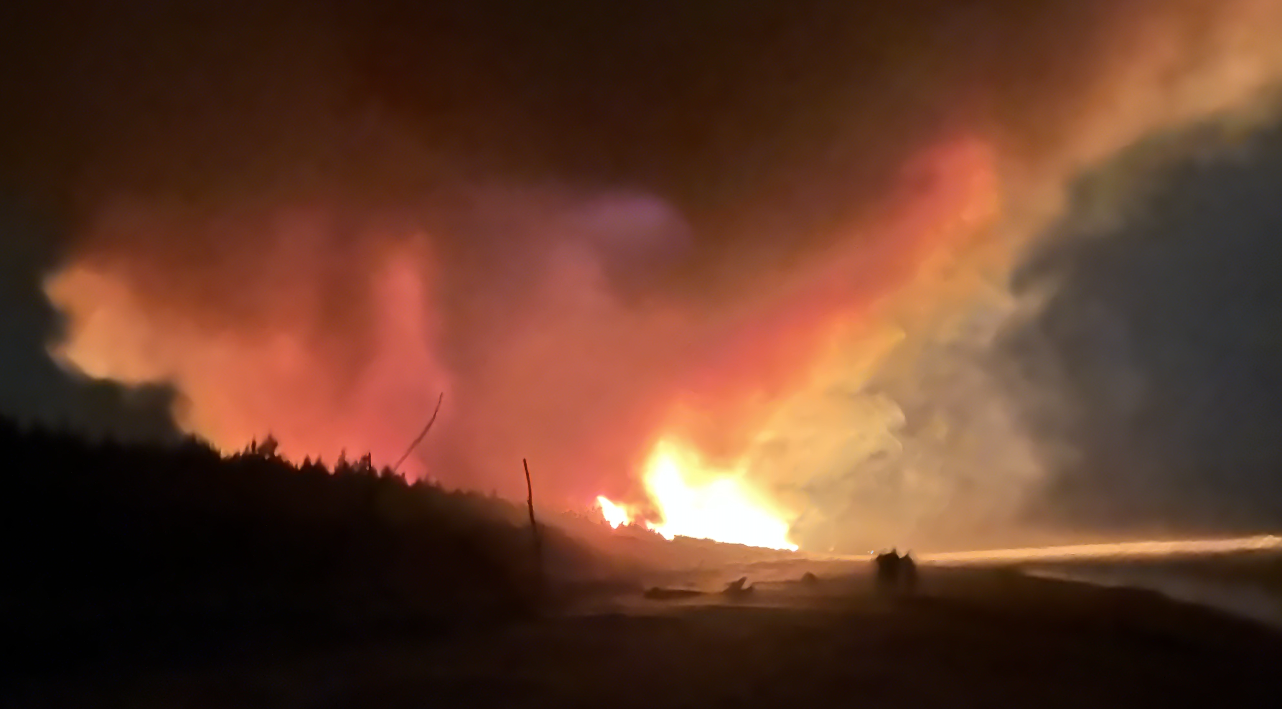 ️ 130 residents being evacuated as fire rages towards holiday park ...