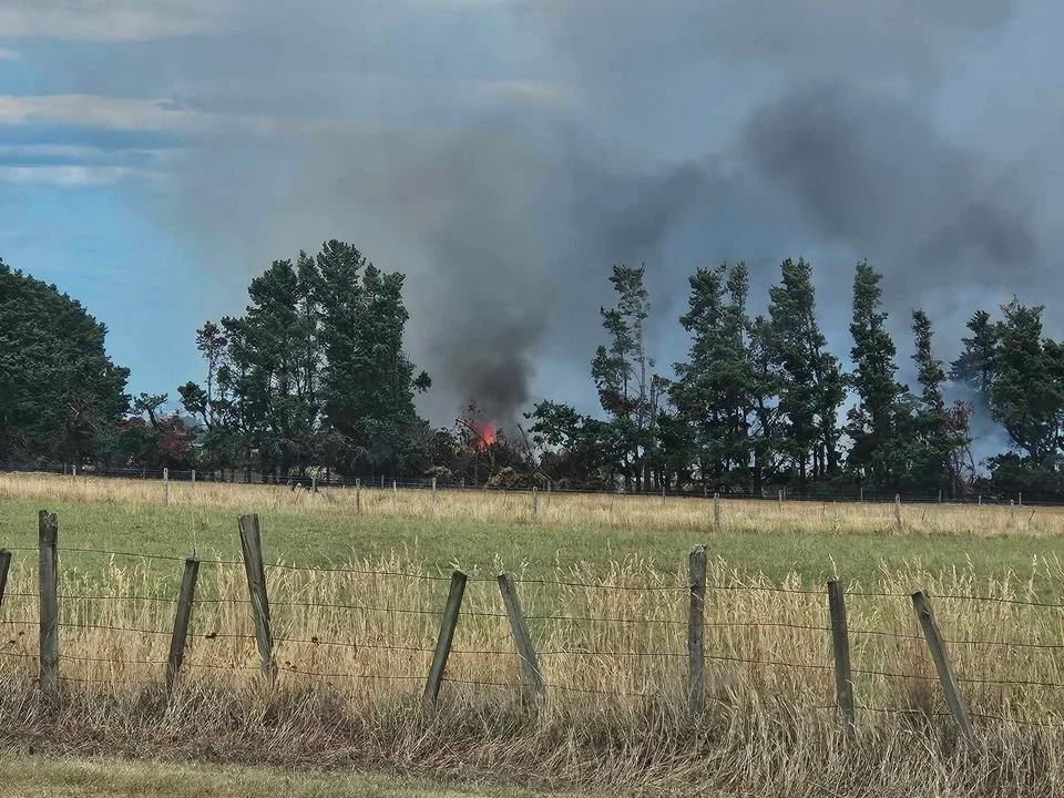Residents evacuated as large fire threatens houses in Amberley Chris