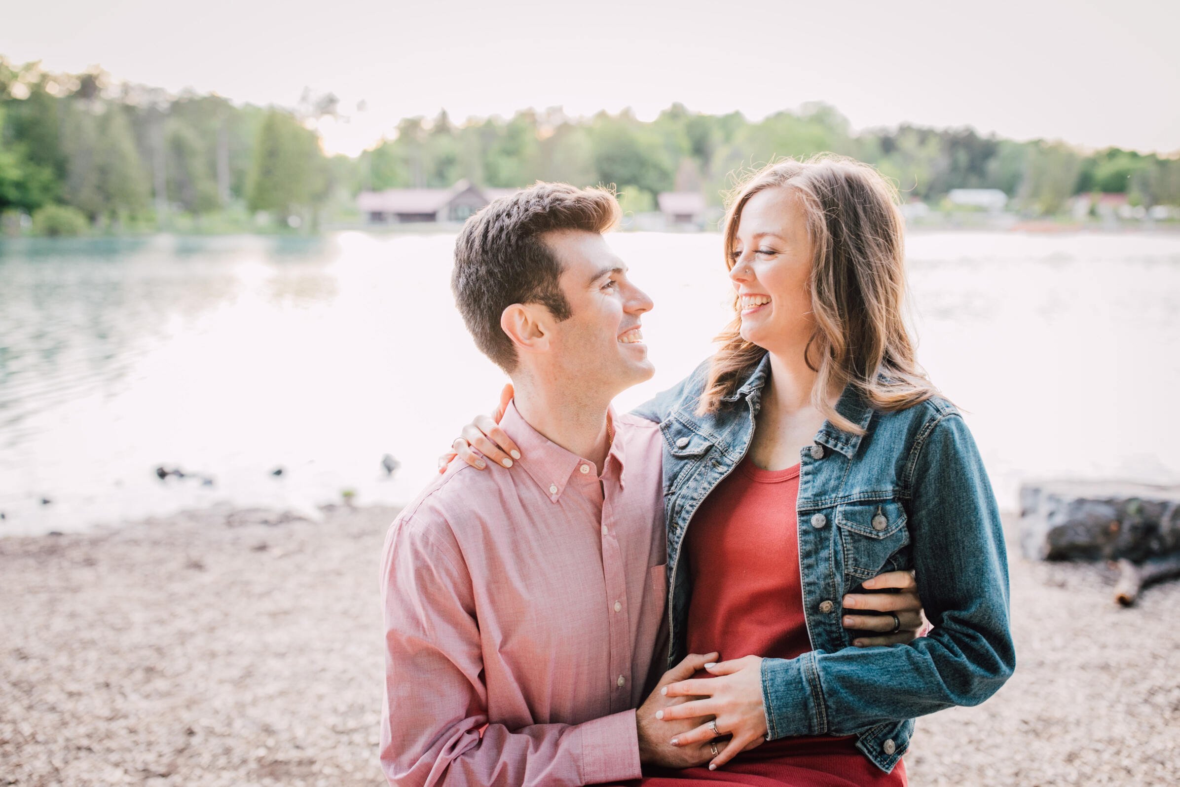  Parents to be laugh together during pregnancy announcement photos 