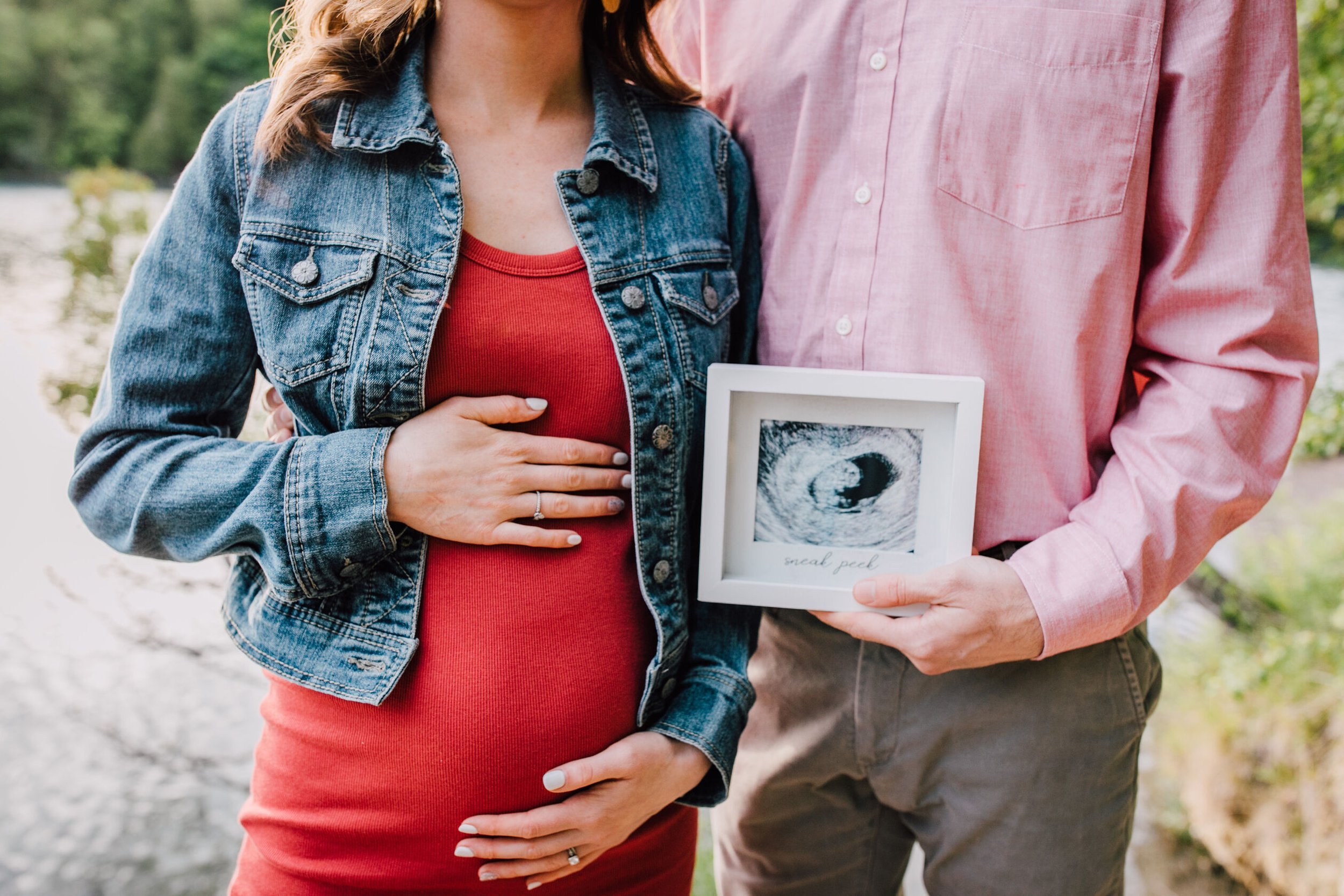  Parents to be hold their ultrasound photo for their pregnancy announcement&nbsp; 