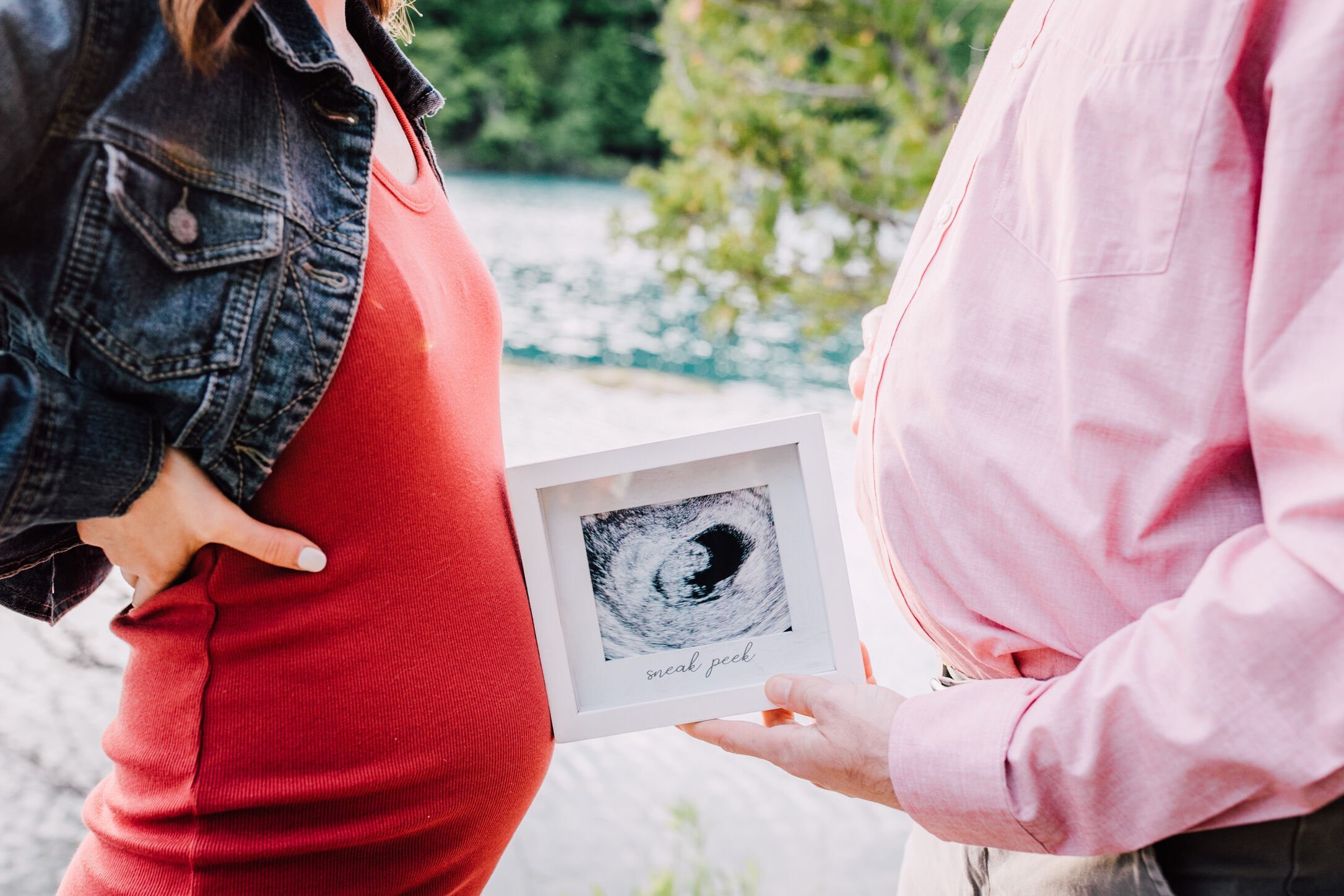  Parents to be show off their bellies next to ultrasound photo for their pregnancy announcement photos 