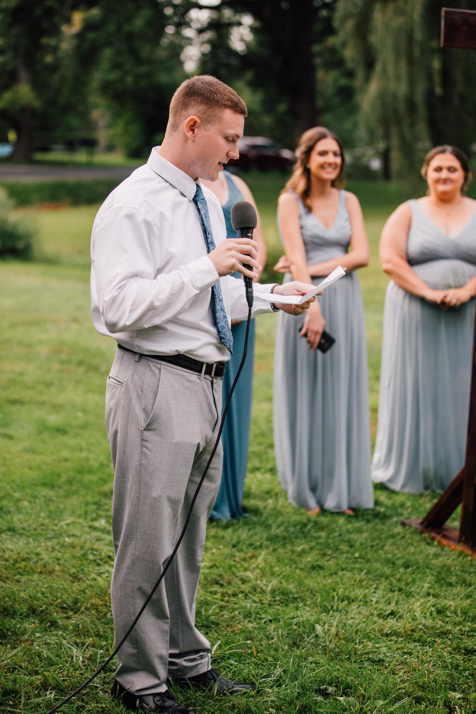  Best man gives a toast at a backyard wedding 