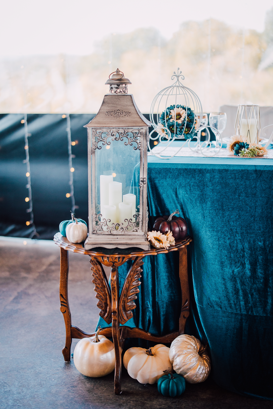  Fall wedding decor with lanterns and pumpkins 