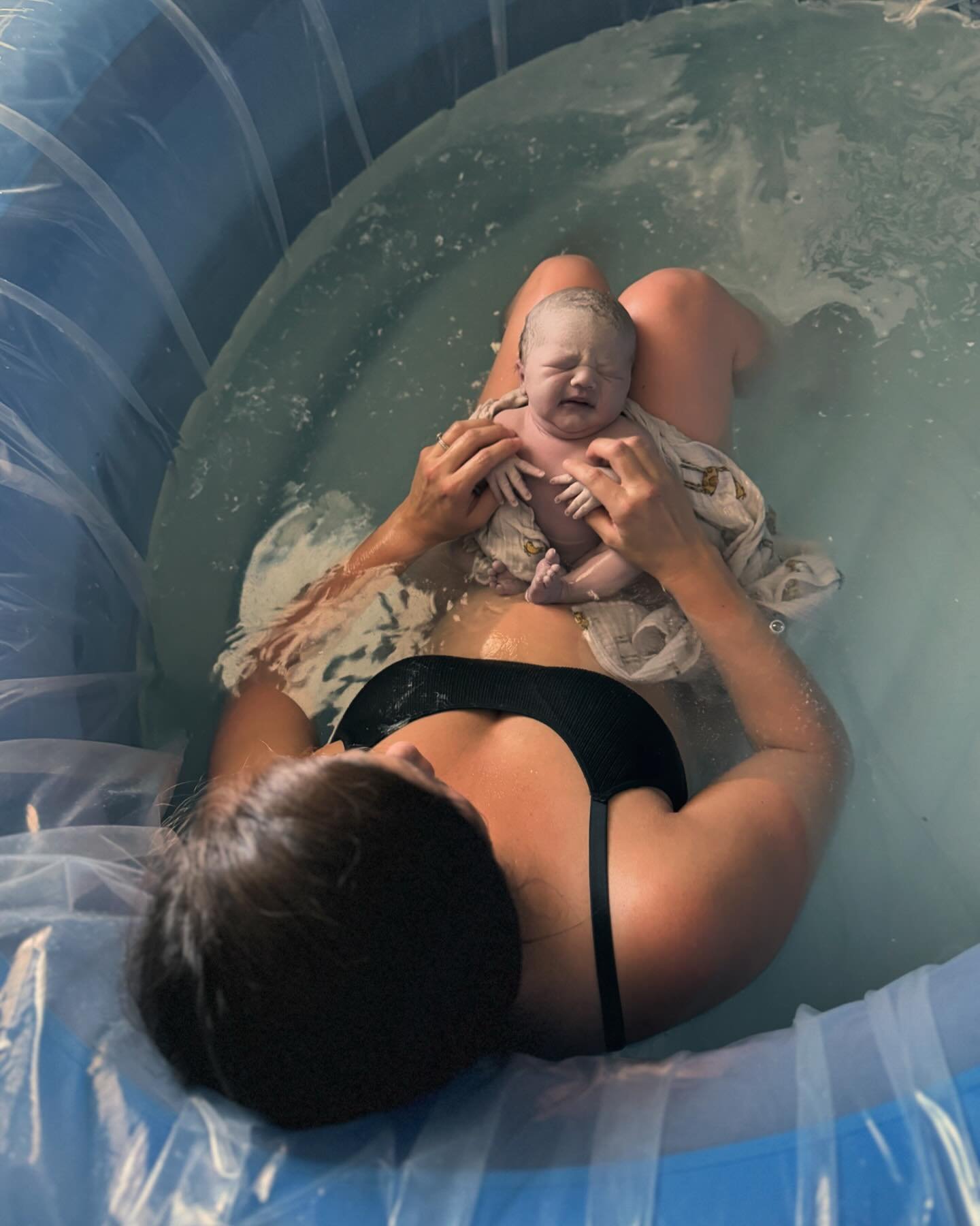 When it came time for labor, this mama knew what she wanted and needed. Being her sixth baby she knew what her body was capable of and trusted it. 

A few days after her guess date this mama called in the morning to let us know that her contractions 
