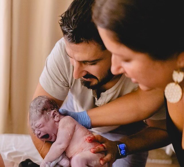 How has it been a year since this sweet boy came into the world 💫 Dads helping catch their baby still one of our favorite things. 

@naicury @shaunjonesrealestate 

#homebirth