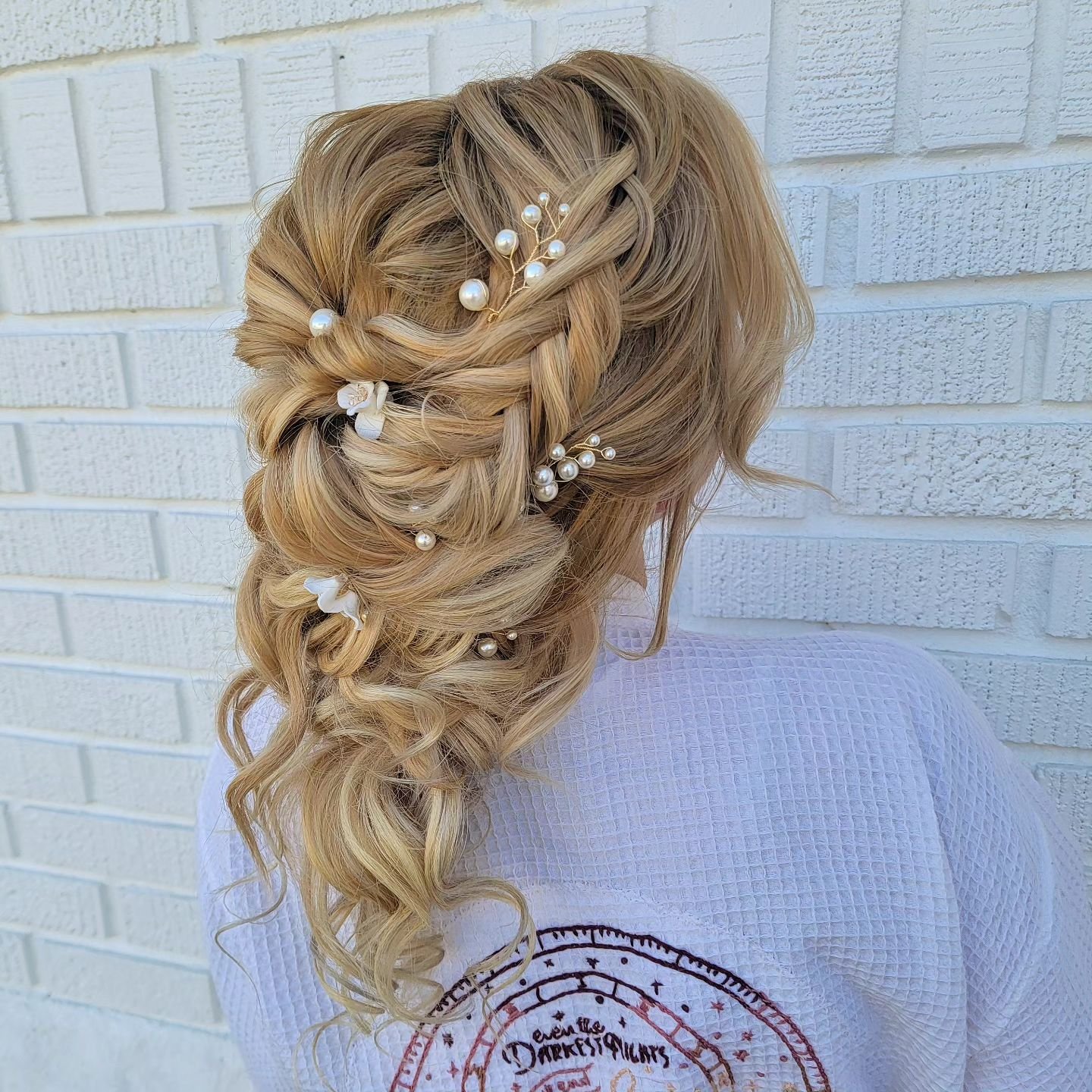 Sophisticated &amp; romantic. We love how pearls and other accents elevate updos🤍

Hair by Lori 
#idoglamcrewlori
Venue: @graycegardens 

#marylandbridalhairstylist #marylandbridalhair #marylandhairstylist #dmvbridalhairstylist #dmvbridalhair #maryl