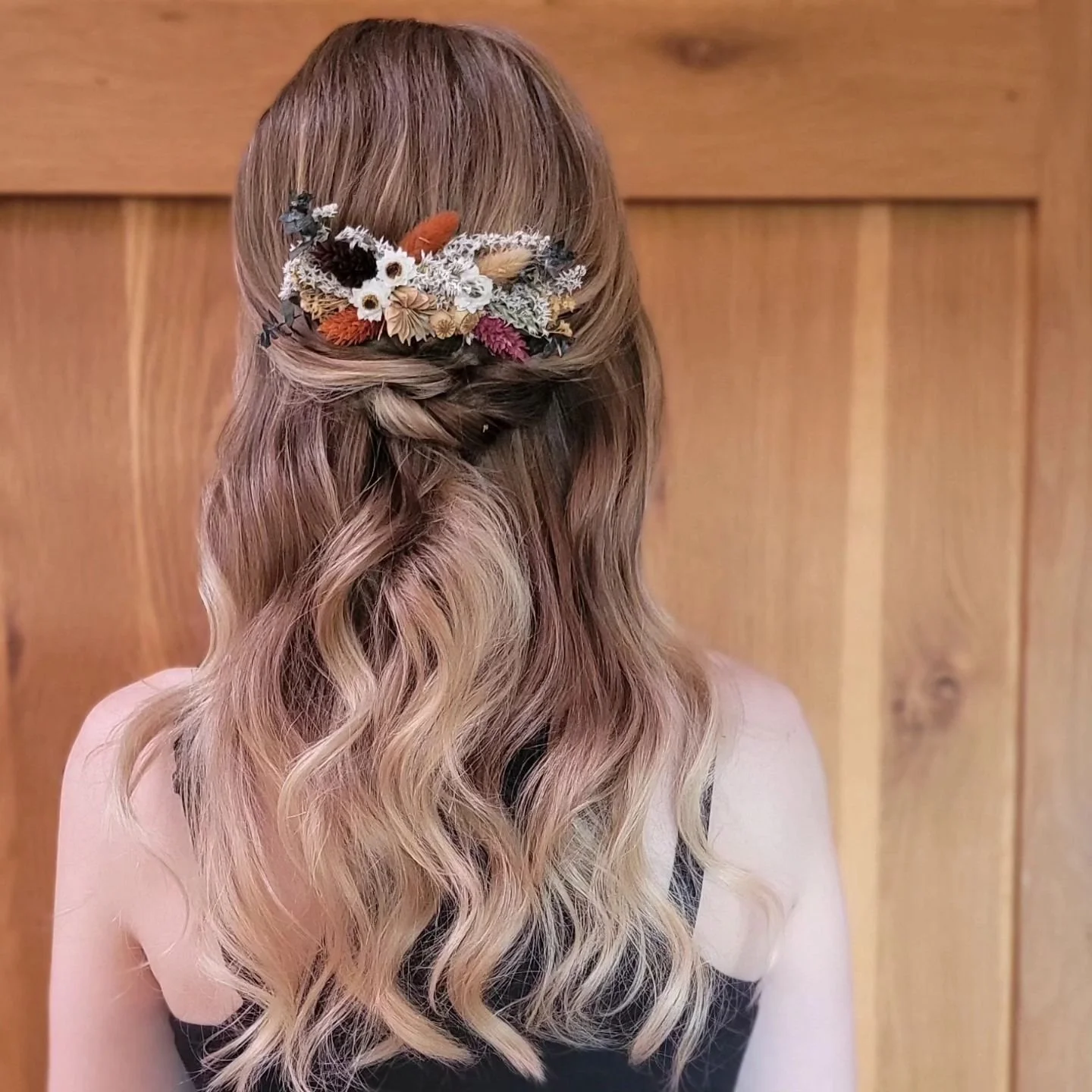 Dried flowers can add a wonderful fall touch to your hairstyle. 🍂🍁
.
Venue: @castlefarmweddings
.
Hair by Lori 
#idoglamcrewlori
