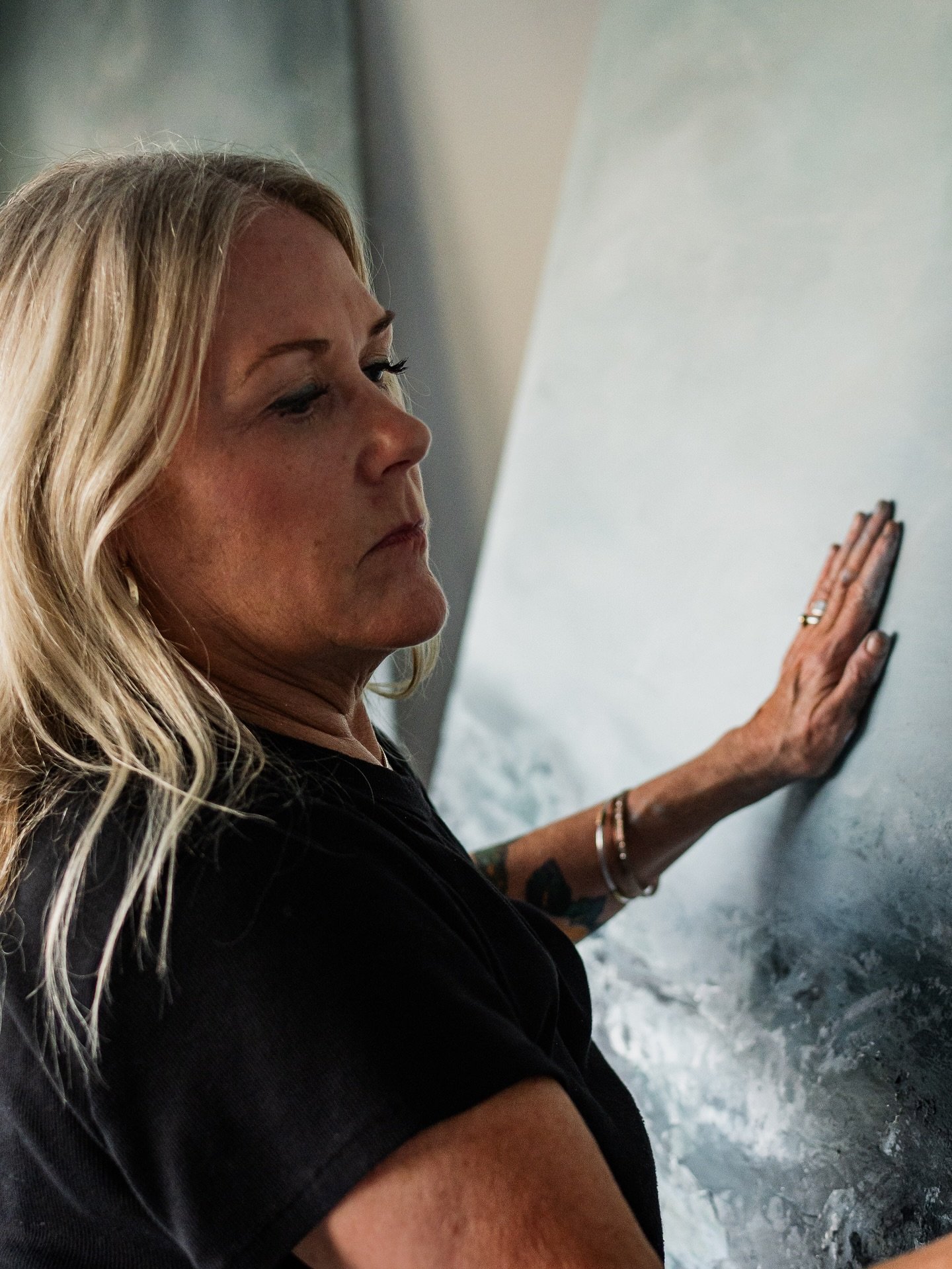 Captured; seeing myself in the zone&hellip; 
Thank you Iris

#creativezone #handson #paintinginprogress #paintdaily #capturedmoments #atxartist #texasartist #seascapepainting #abstractseascape #studiolifestyle #oilpainting #drippingsprings #creativel