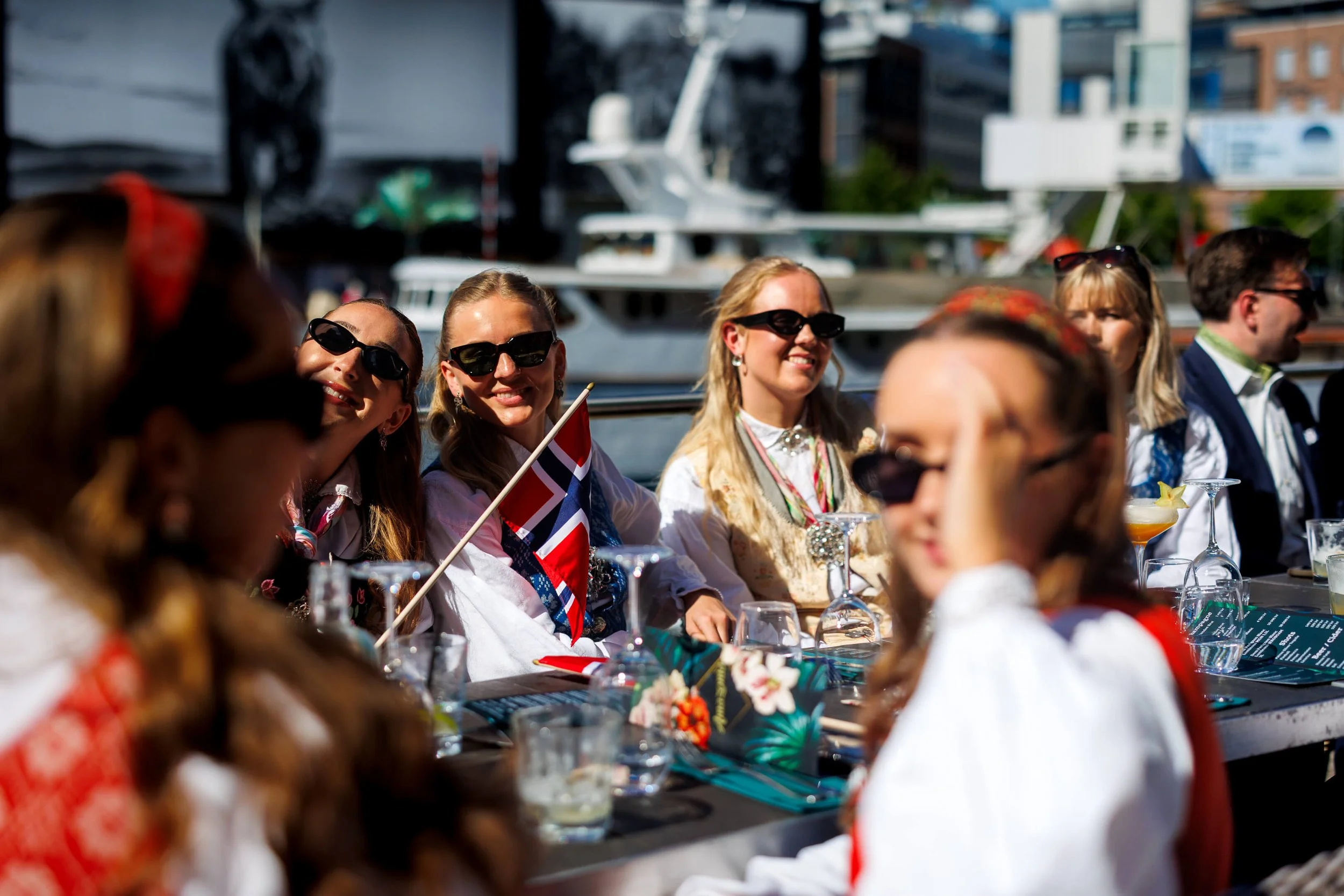 Gjester i bunad som feirer 17. mai på uteserveringen hos Amazonia by BAR i Oslo