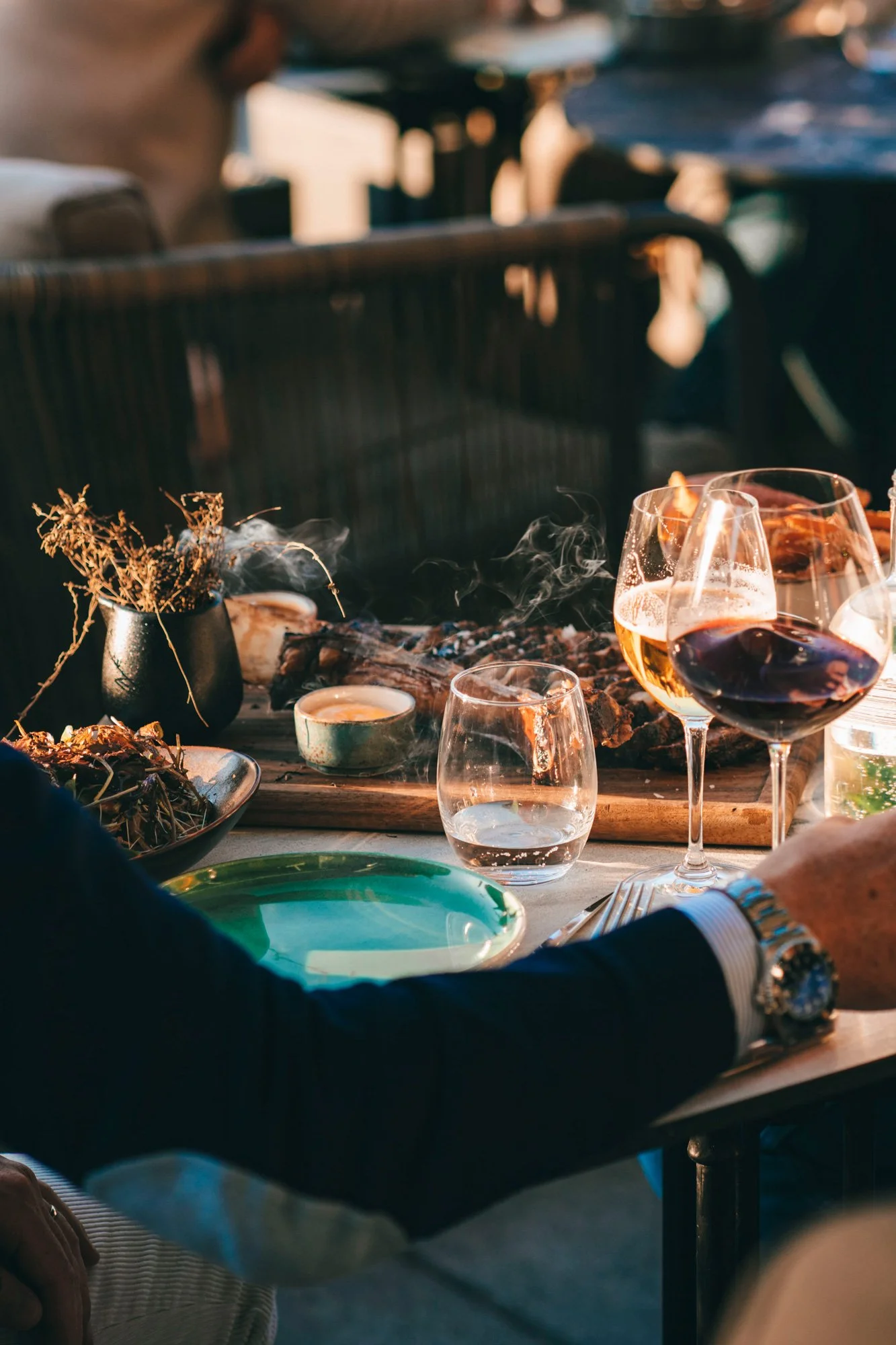 Rykende fersk Tomahawk fra grillen, servert til gjester på uteserveringen til Amazonia by BAR