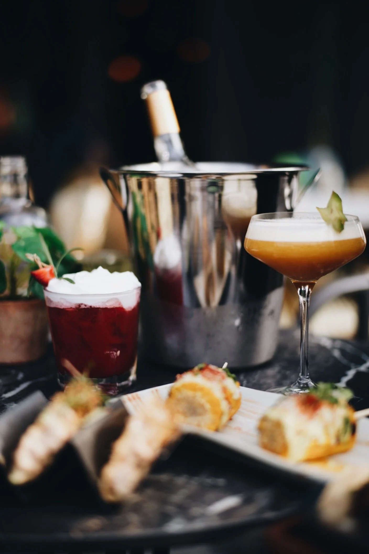 Cocktails og småretter servert på bord hos Amazonia by BAR