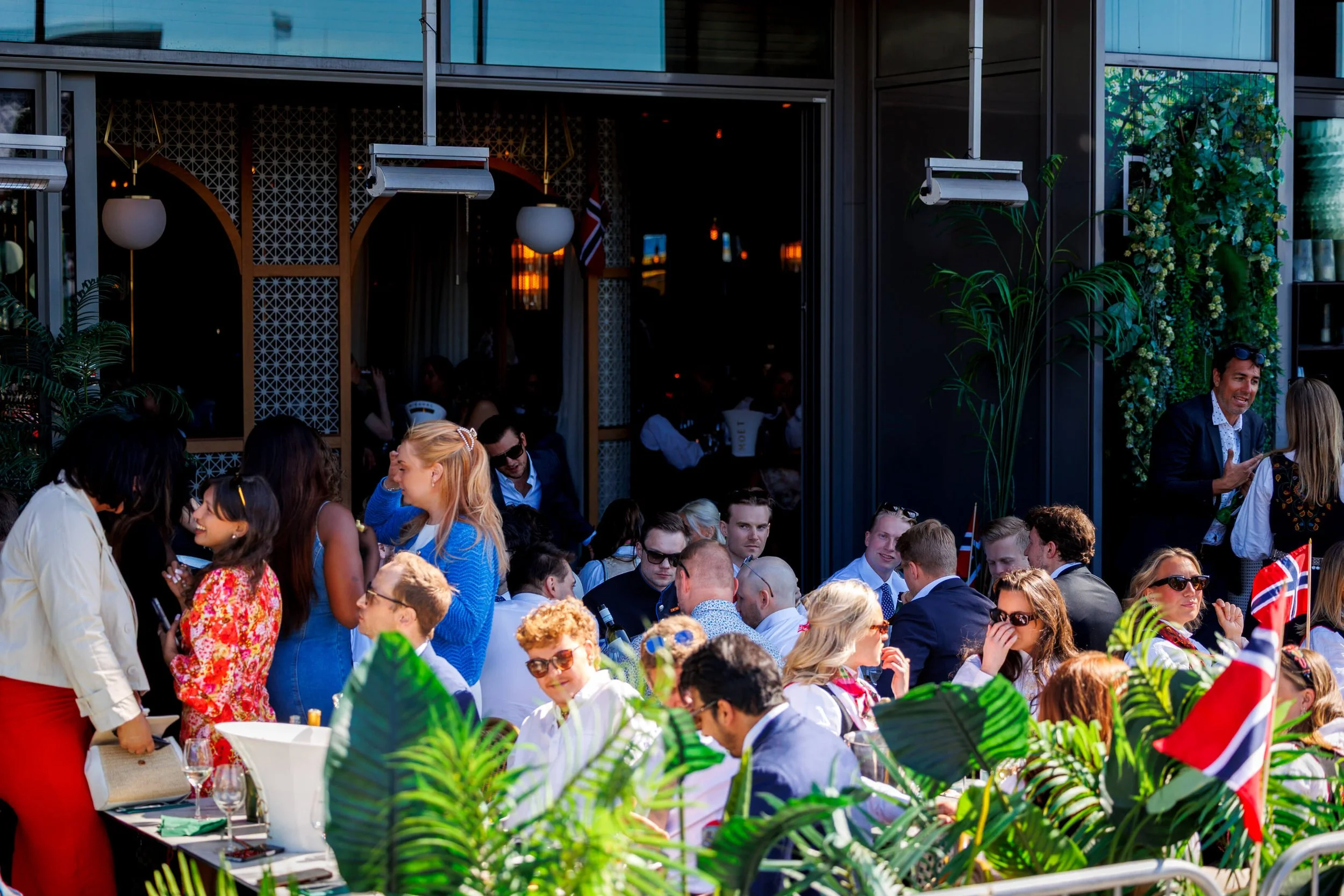 17. mai-feiring på uteserveringen hos Amazonia by BAR i Oslo