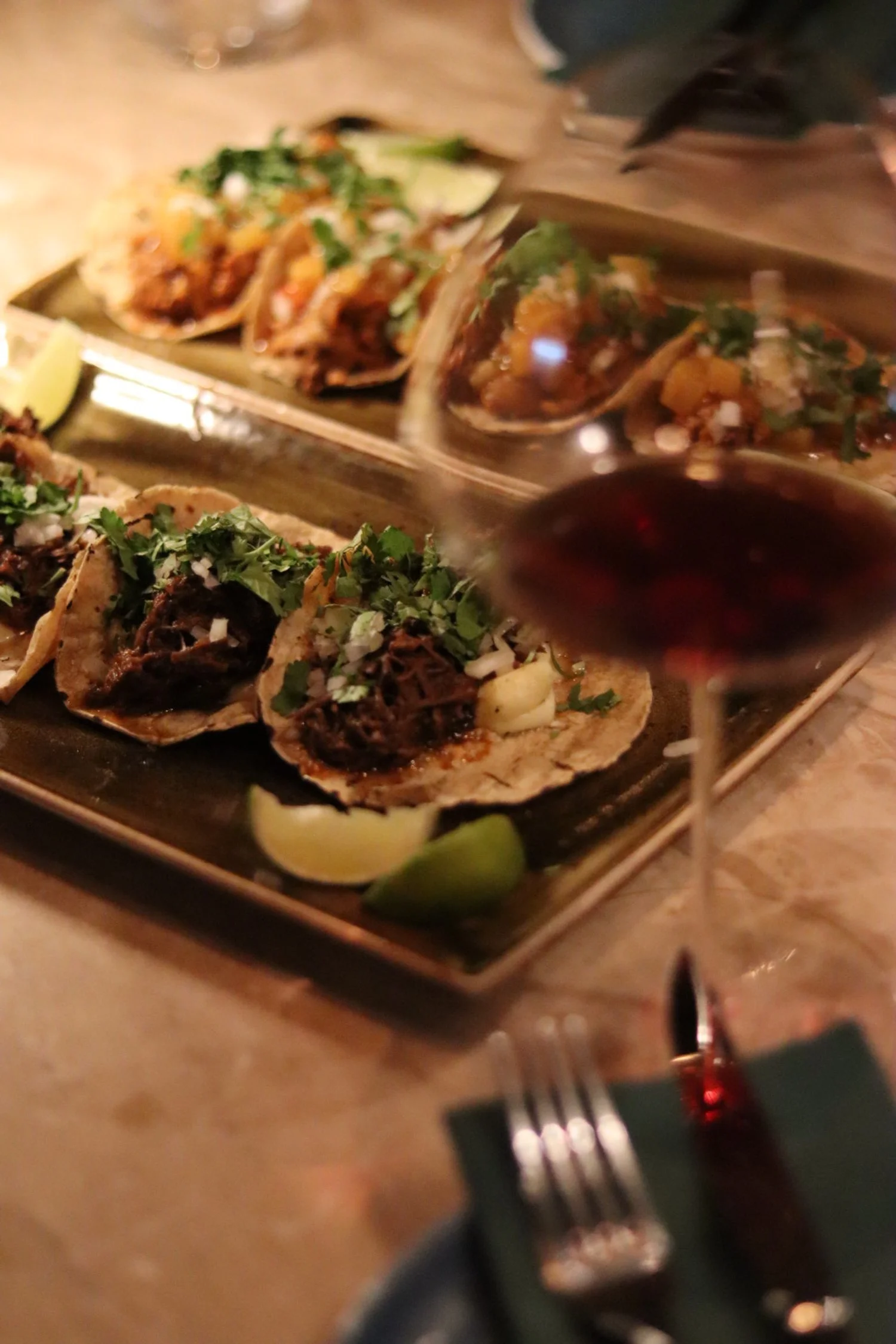 Småretter servert på fat, fotografert ved bord i restauranten.