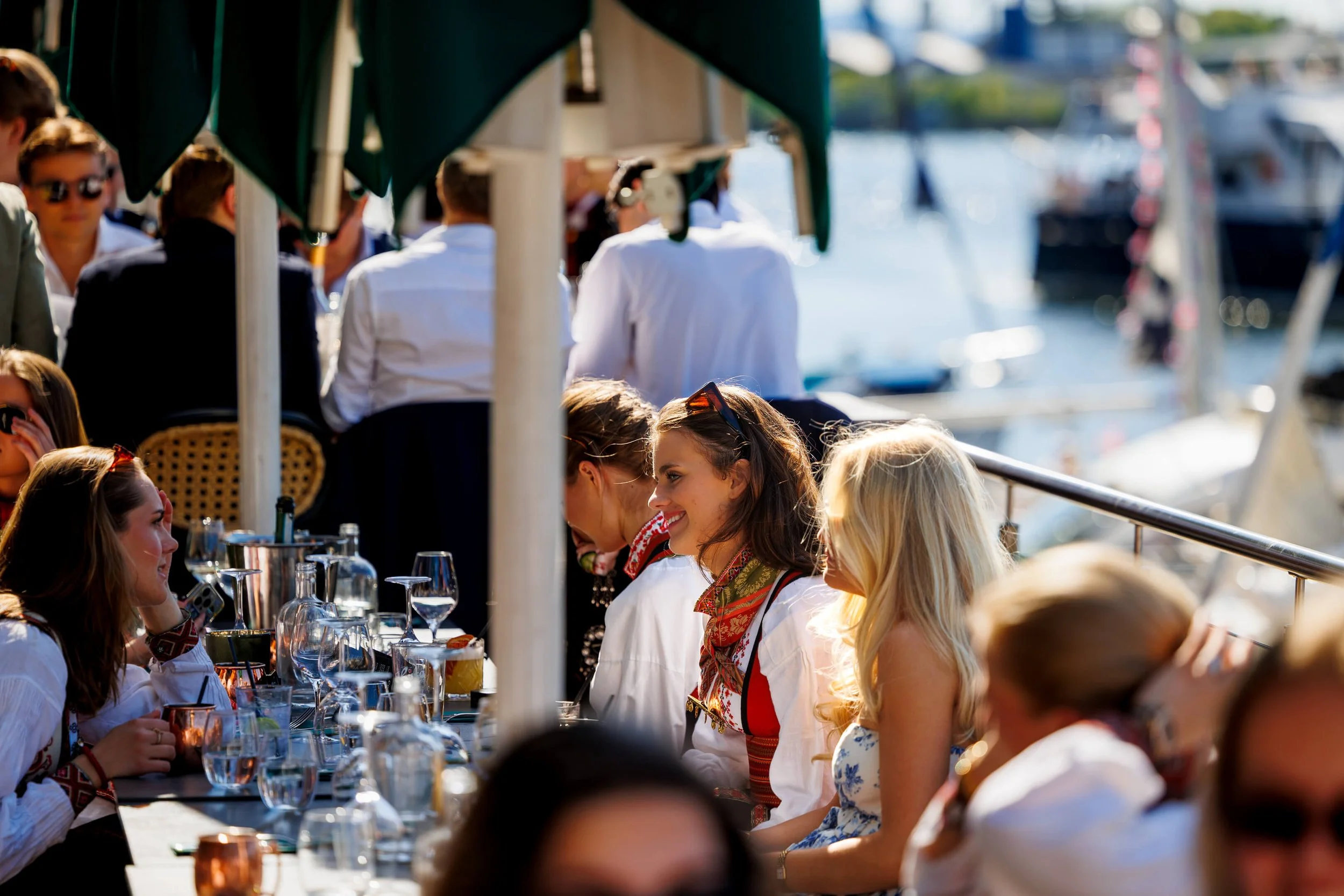 Gjester i bunad på uteserveringen hos Amazonia by BAR under 17. mai-feiring i Oslo