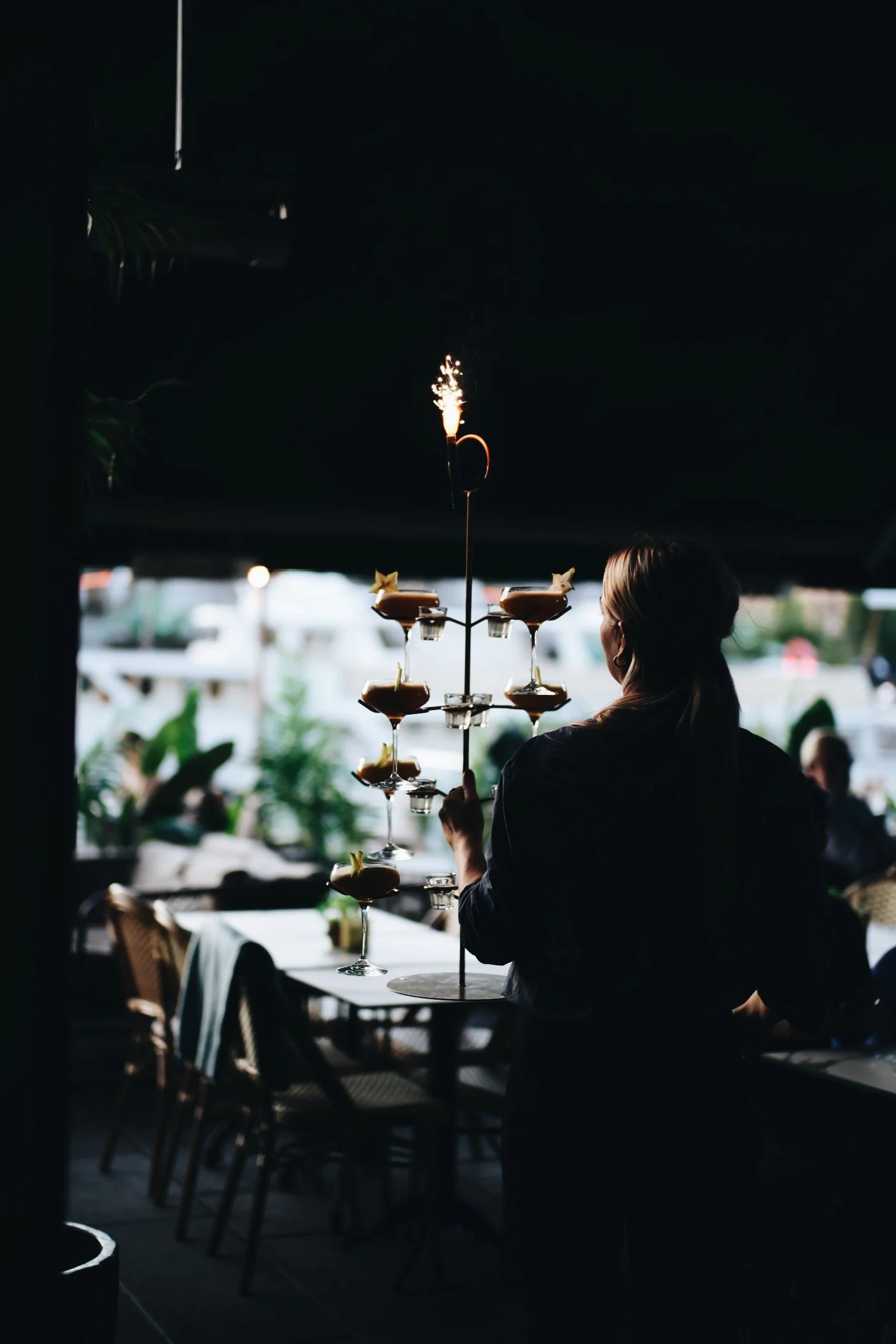 Servering av cocktailer i restauranten