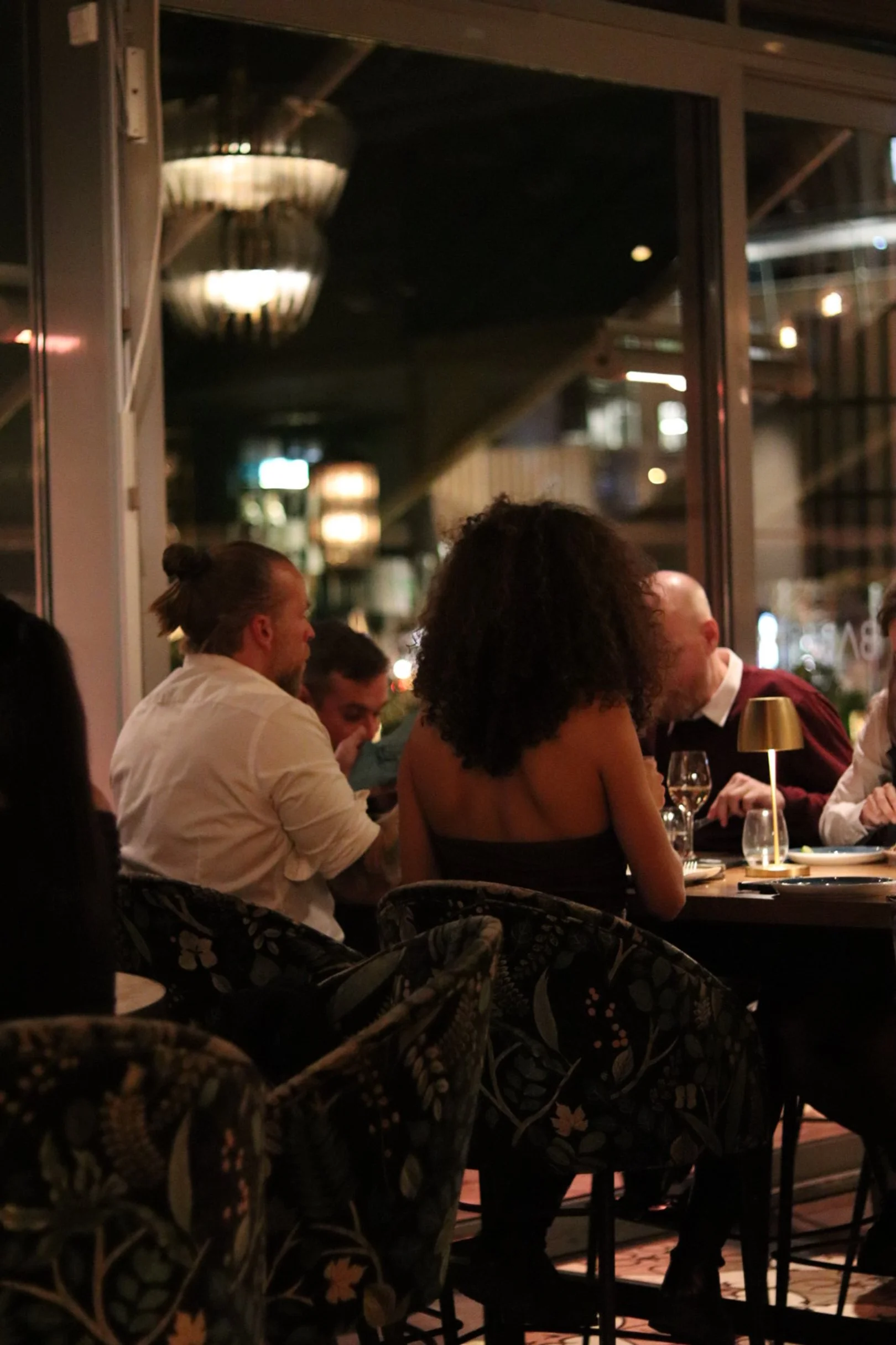 Gjester samlet rundt bord i restauranten hos Amazonia by BAR, fotografert under en rolig kveld med middagsservering.