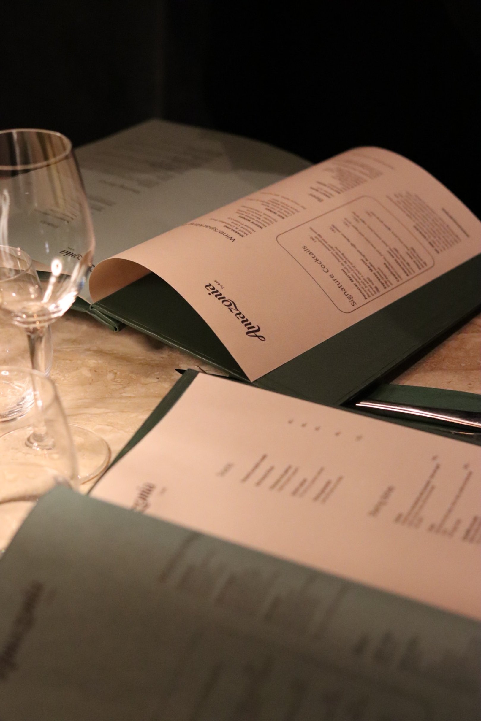 Oppslått meny og dekkede vinglass på bord hos Amazonia by BAR, brukt som illustrasjon til Valentines-menyen.