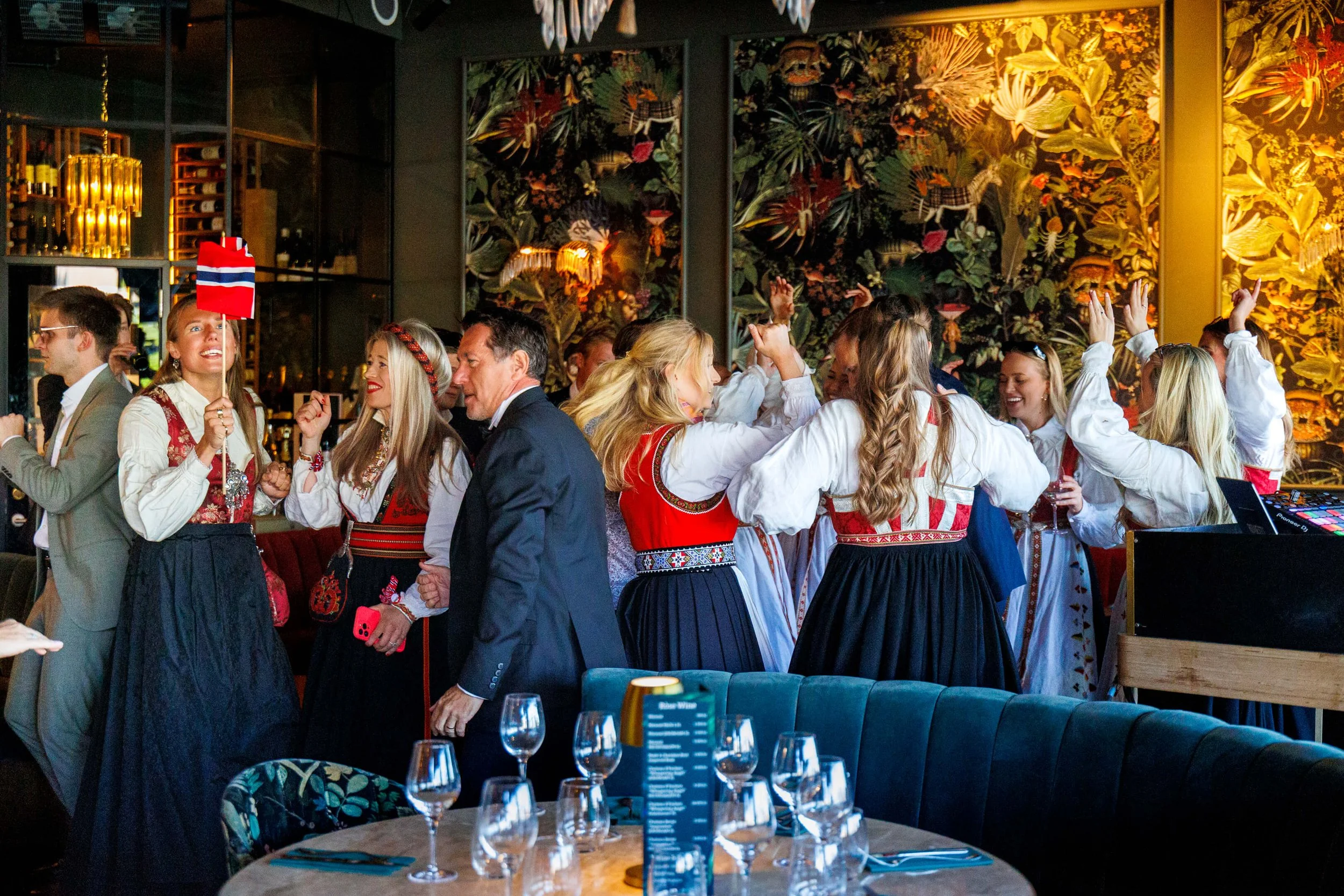 17. mai-feiring inne hos Amazonia by BAR i Oslo