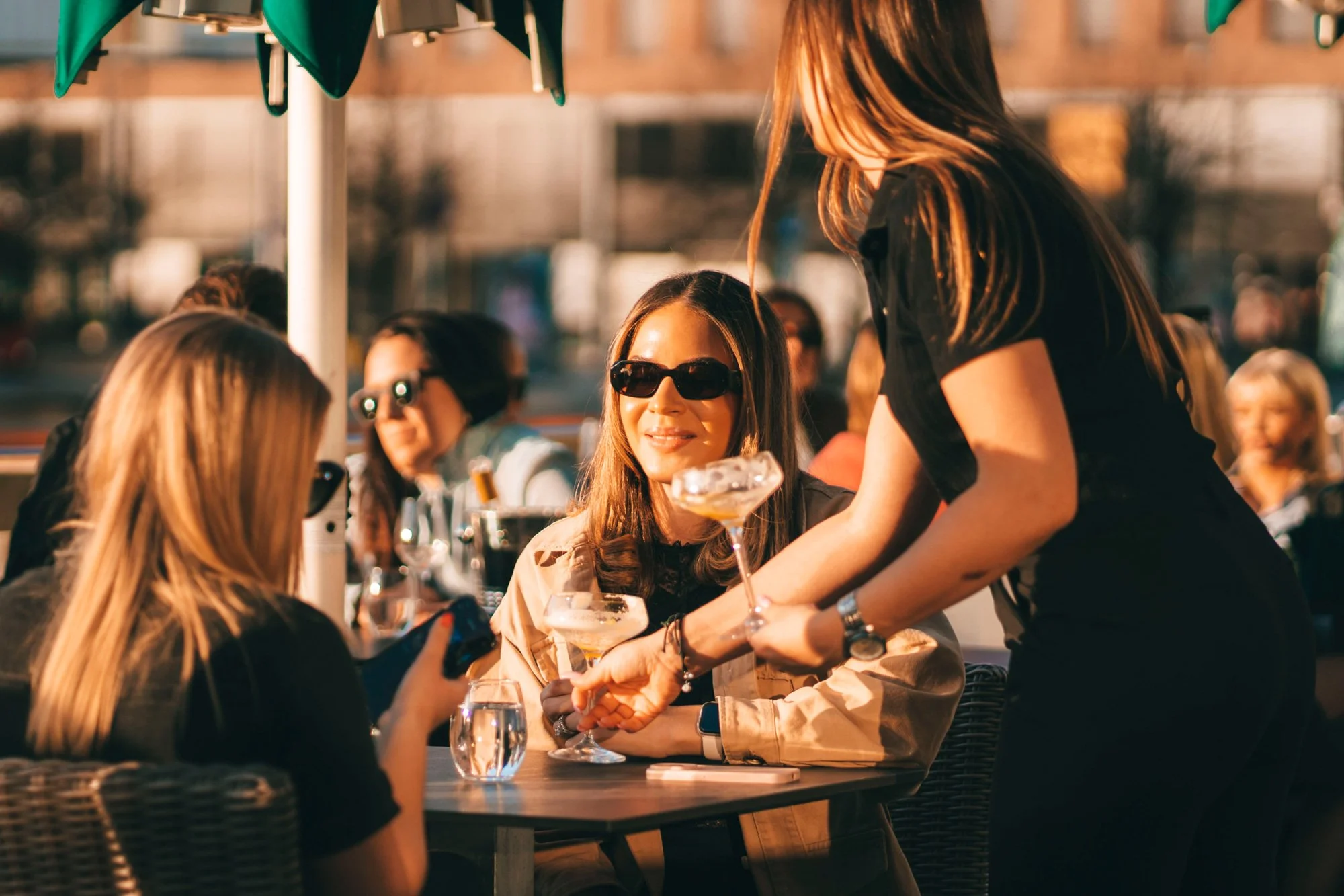 To kvinner som nyter solen på uteserveringen til Amazonia by BAR