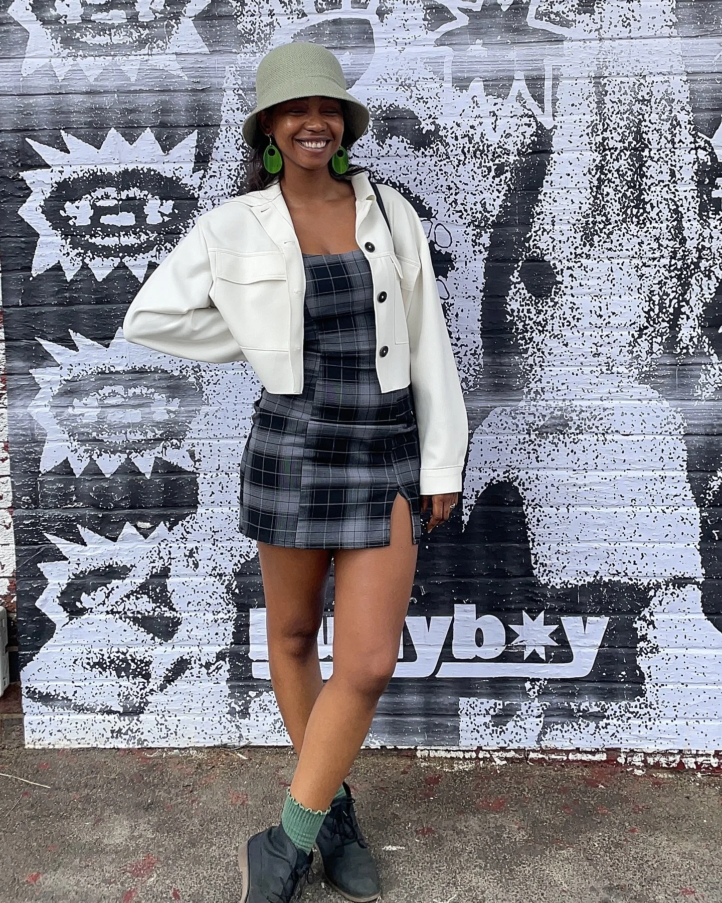 My Sunday explorer outfit 🤭📍Cape Town streets 

Outfit details: 

&bull; Green straw bucket hat @foschinisa 
&bull; Checked black and grey dress @hm 
&bull; White suede jacket @zara 
&bull; Green socks @hm 
&bull; Black cork sole boots @reef_brasil