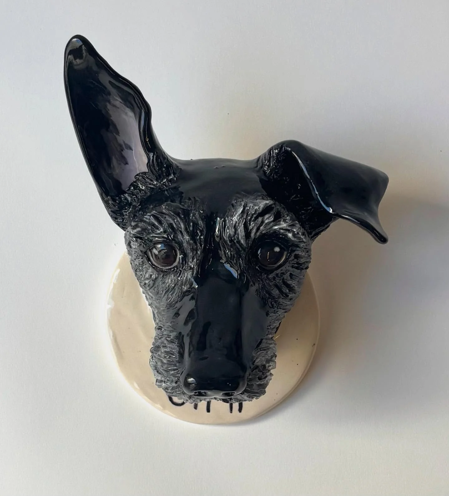 Leash holder for beautiful Jimi , thank you Charlotte for this commission 🖤