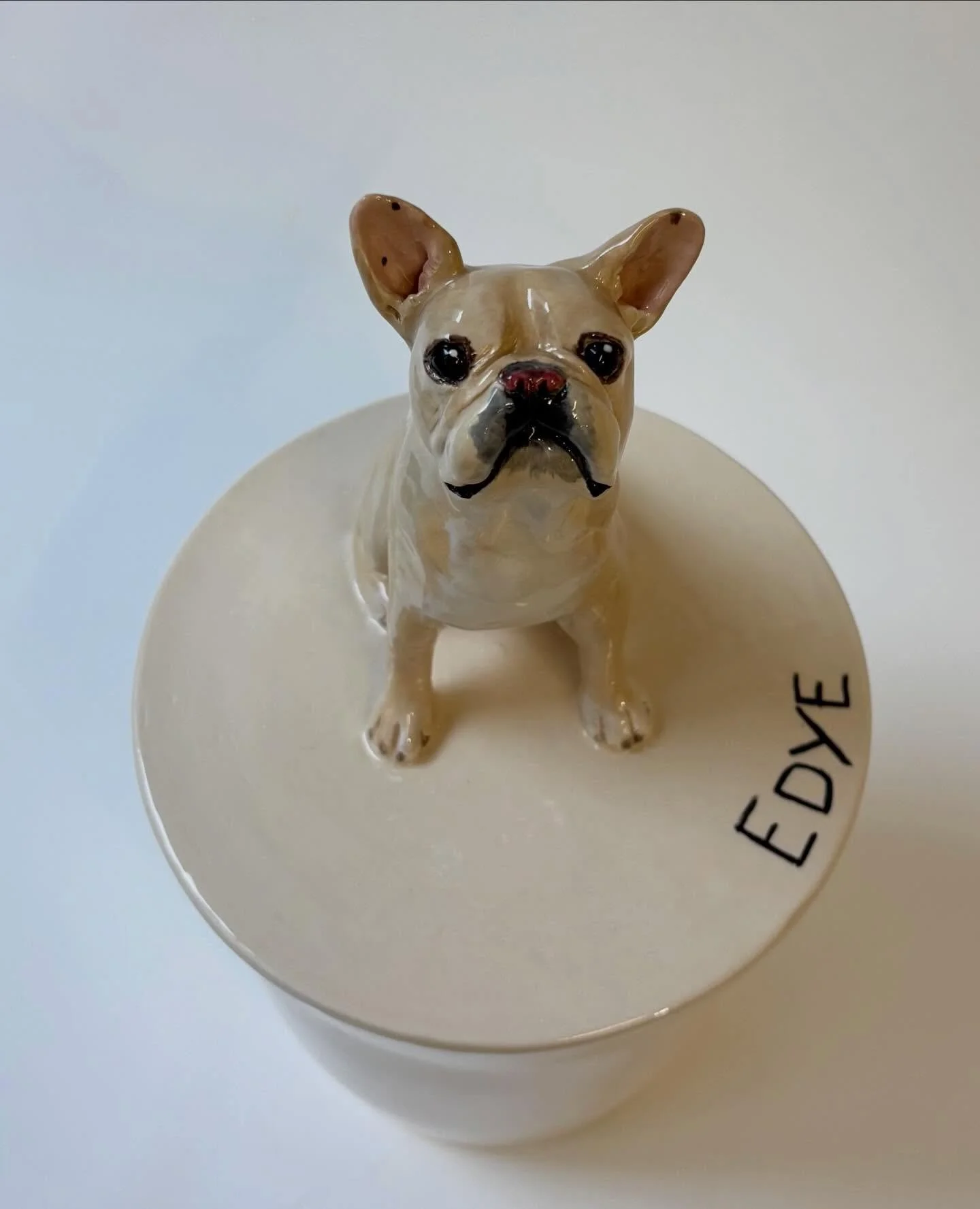 Edye is sooo cute ! Thank you Kate 
Treat canister , boîte à friandise