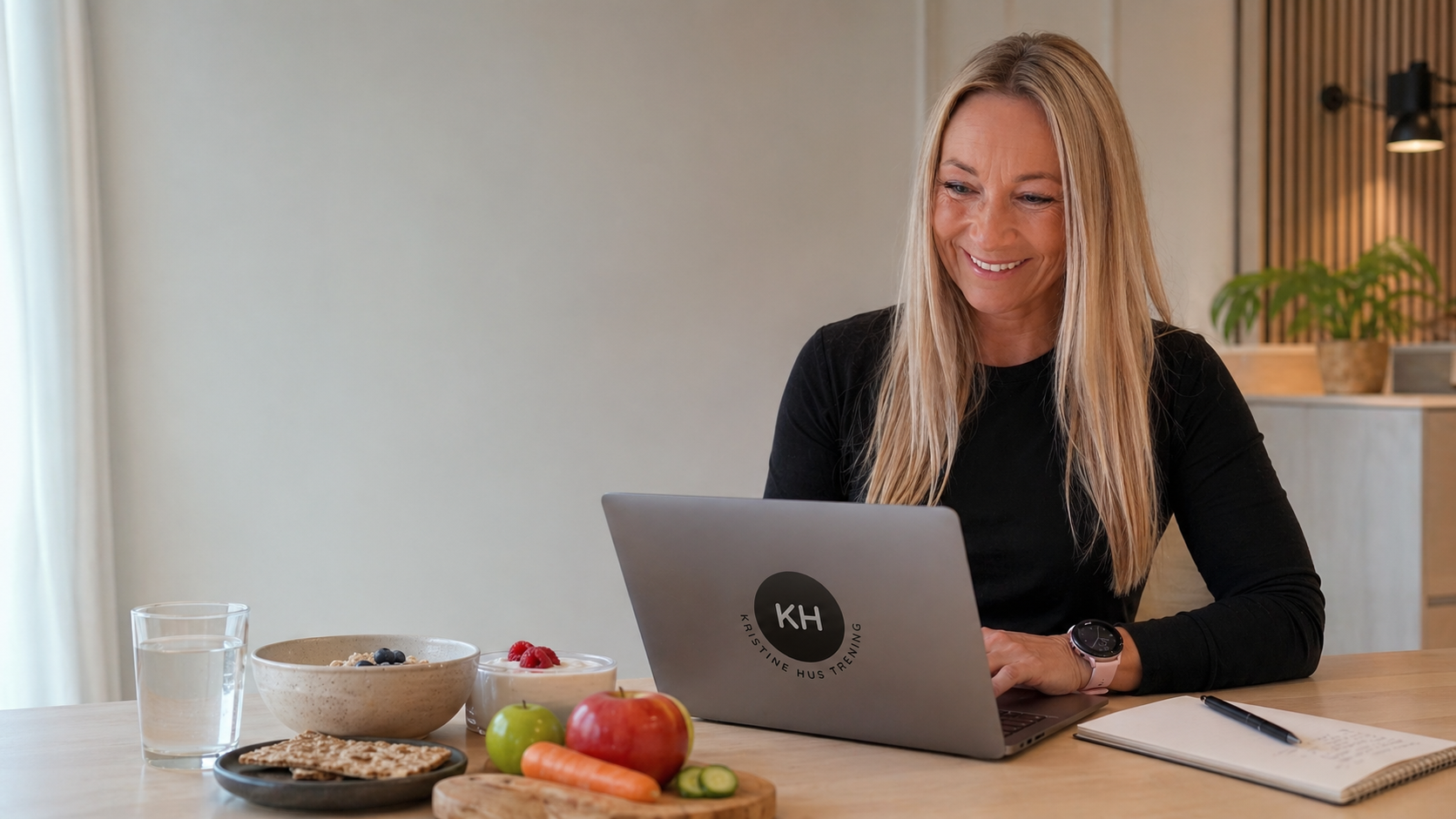 Kristine sit ved PC og gir digital kosthaldsrettleiing