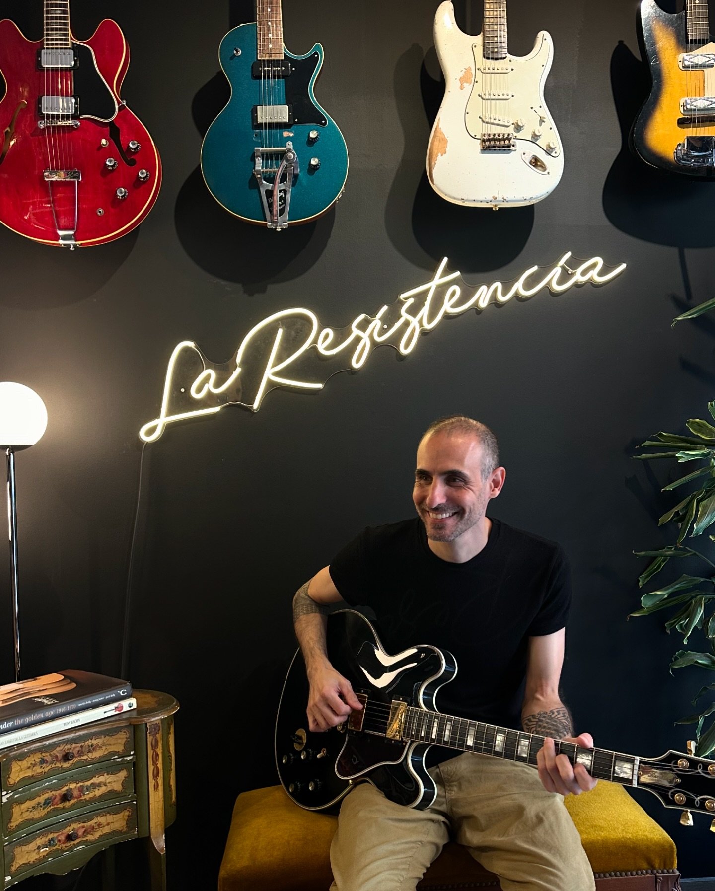 Foto random para este viernes 😅

#guitartech
#luthier
#guitar
#guitarrepair#bcn
#reparaciondeguitarra
#fixit
#repairguitar
#vintageguitar 
#tallerguitarra