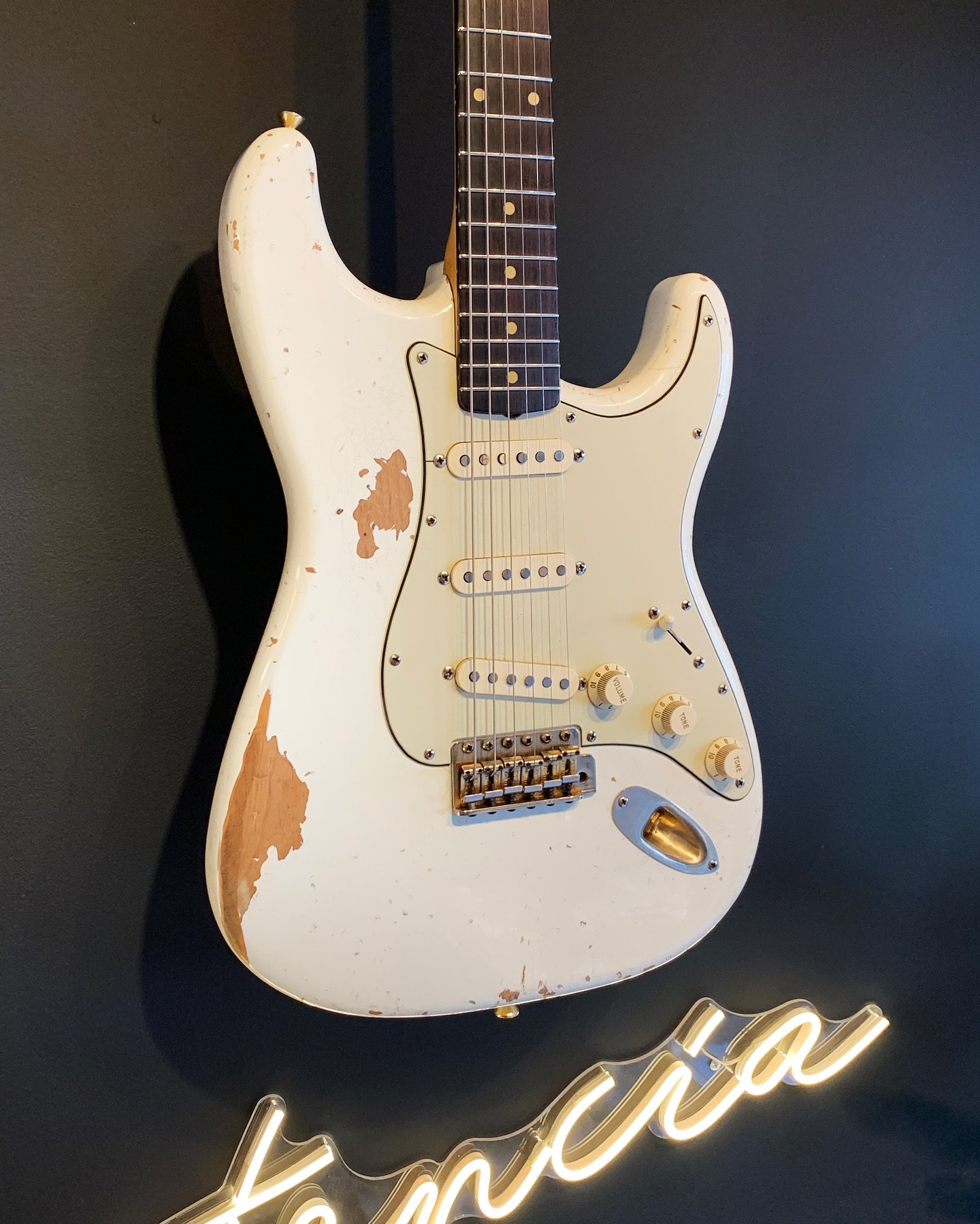 De la primera remesa de guitarras de nuestra Custom Shop, tenemos en oferta una de las mejores que salieron de esta. Cuerpo de aliso, m&aacute;stil de arce con diapas&oacute;n de palorosa, acabado en nitrocelulosa, pastillas bobinadas a mano, herraje