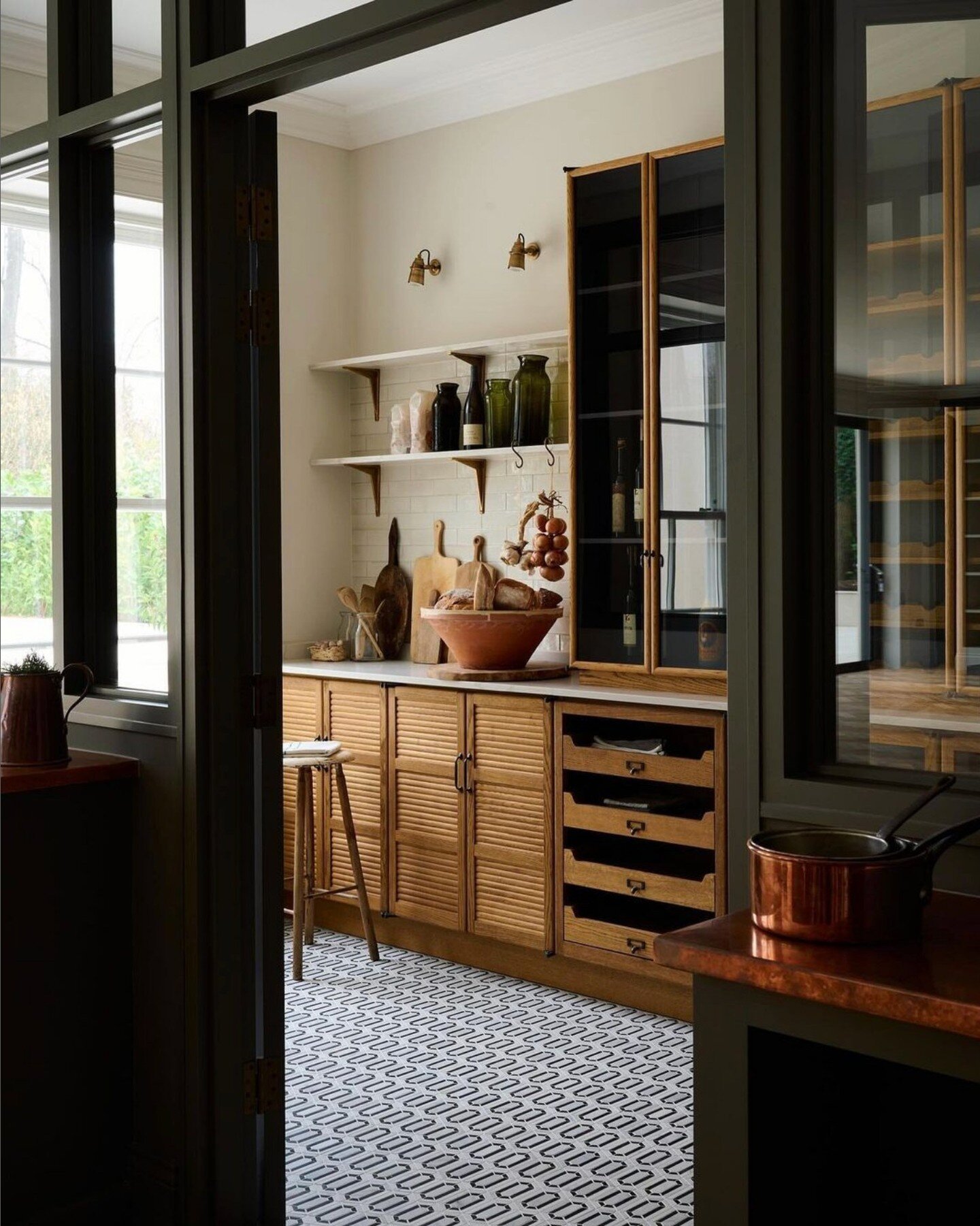10 TIPS TIL WALK-IN-PANTRY. I de sidste ti &aring;r har boligdr&oslash;mmen v&aelig;ret et walk-in-closet, men den nyeste trend handler om at indrette et walk-in-pantry. Et viktualierum, hvor der er plads til b&aring;de k&oslash;kkenmaskiner, sommere