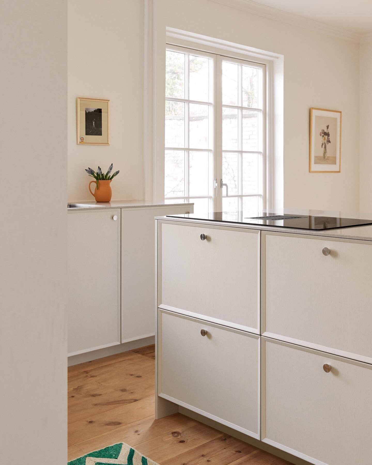 TIDL&Oslash;ST OG ENKELT nordisk design i k&oslash;kkenet hjemme hos Maria Franck, kreativ chef for det succesfulde b&oslash;rnebrand @kongessloejd. Selv om b&aring;de hun og familiens tre b&oslash;rn gerne vil lege kreativt med farver og former, s&a