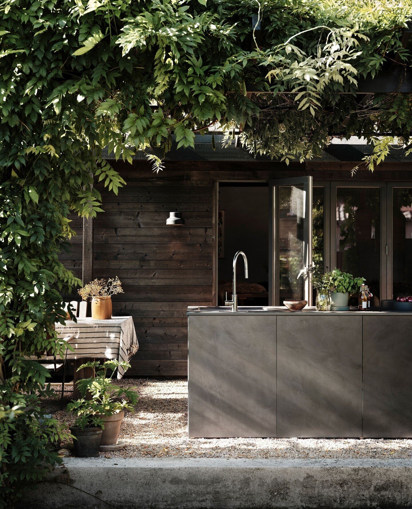 K&Oslash;KKENNYHED &ndash; Outdoor-s&aelig;sonen er snart over os, og svenske Ballingsl&ouml;v lancerer et decideret outdoor-kitchen. Form og funktion forenes i et enkelt design, hvor k&oslash;kken&oslash;en kan rumme alt det, du har brug for, n&arin