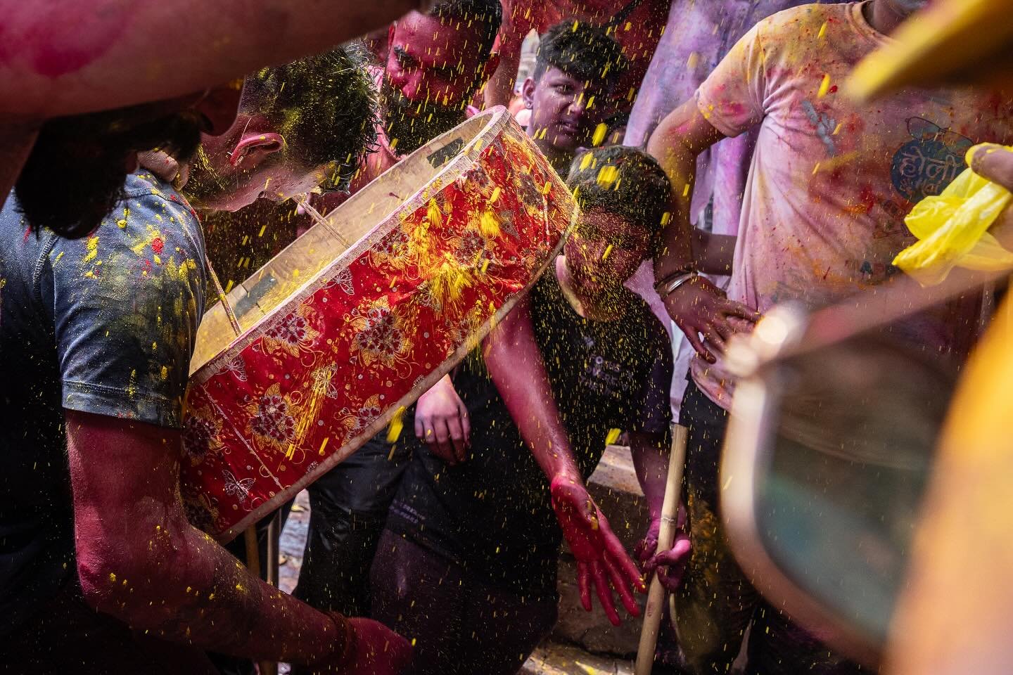 Holi is a colourful, frenetic Hindu festival that celebrates the start of spring and the triumph of good over evil. Whole communities come together filling the street with a cacophony of colour and noise. Enter at your peril 😁

#holifestival #festiv