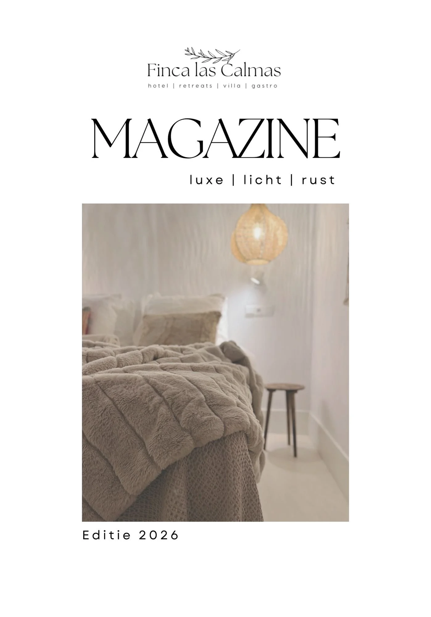 De voorpagina van een interieurmagazine met een foto van een slaapkamer met een bed, een nachtkastje, een hanglamp en beige decor. De titel is 'MAGAZINE' en het magazine heet 'Finca las Calmas'.