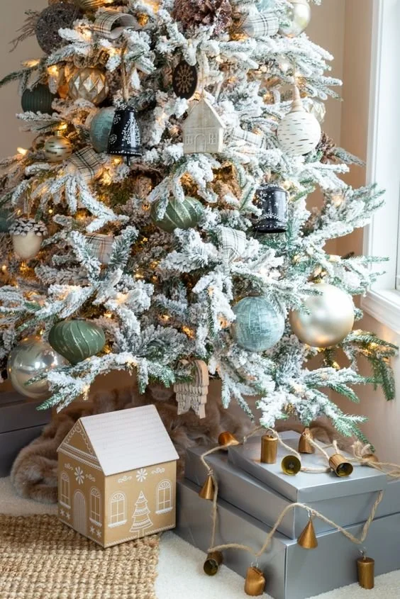 ChristmasTreeInspo_JustaGirl.jpeg