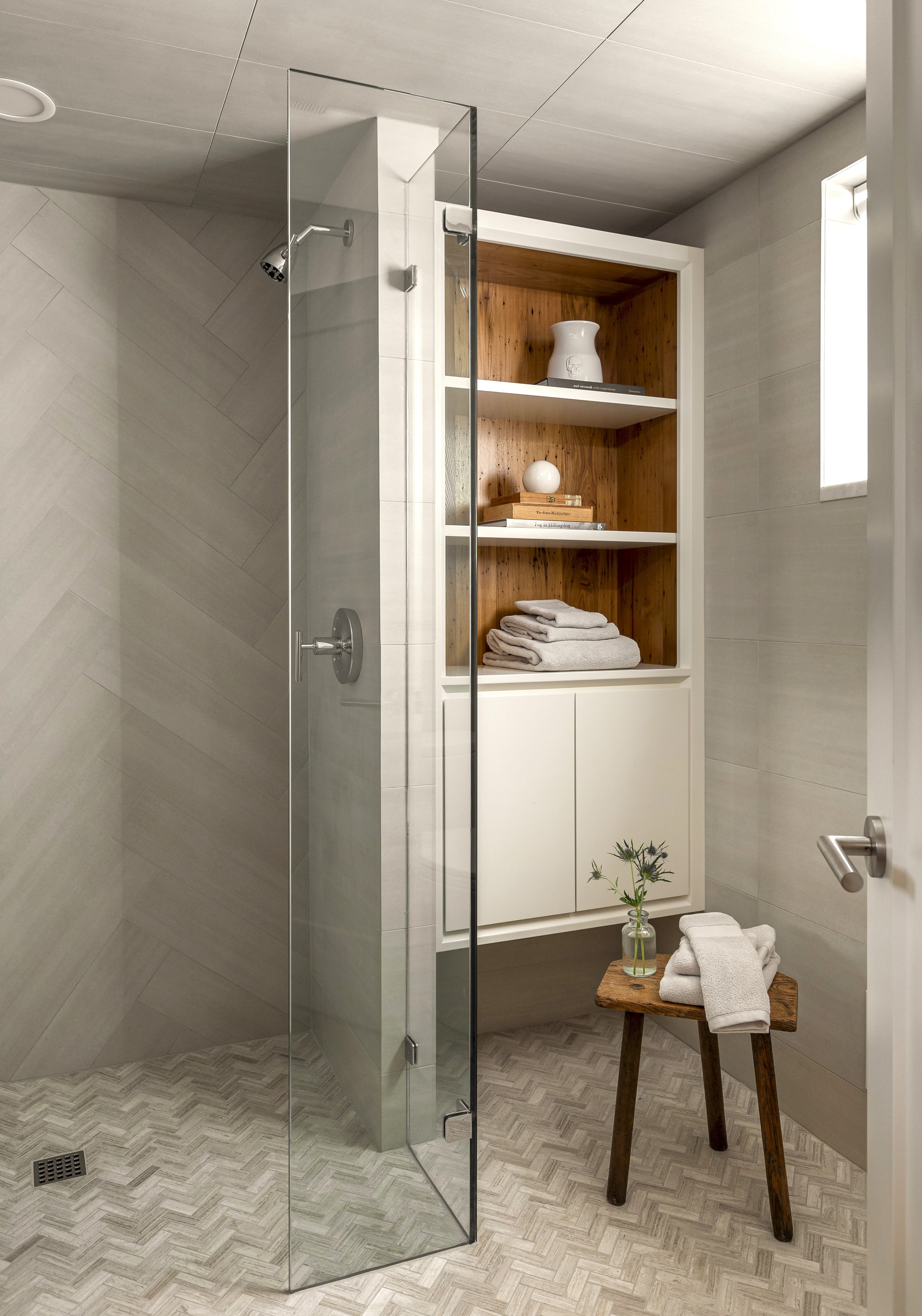 08-Herringbone-Tile-Bathroom-Design.jpg