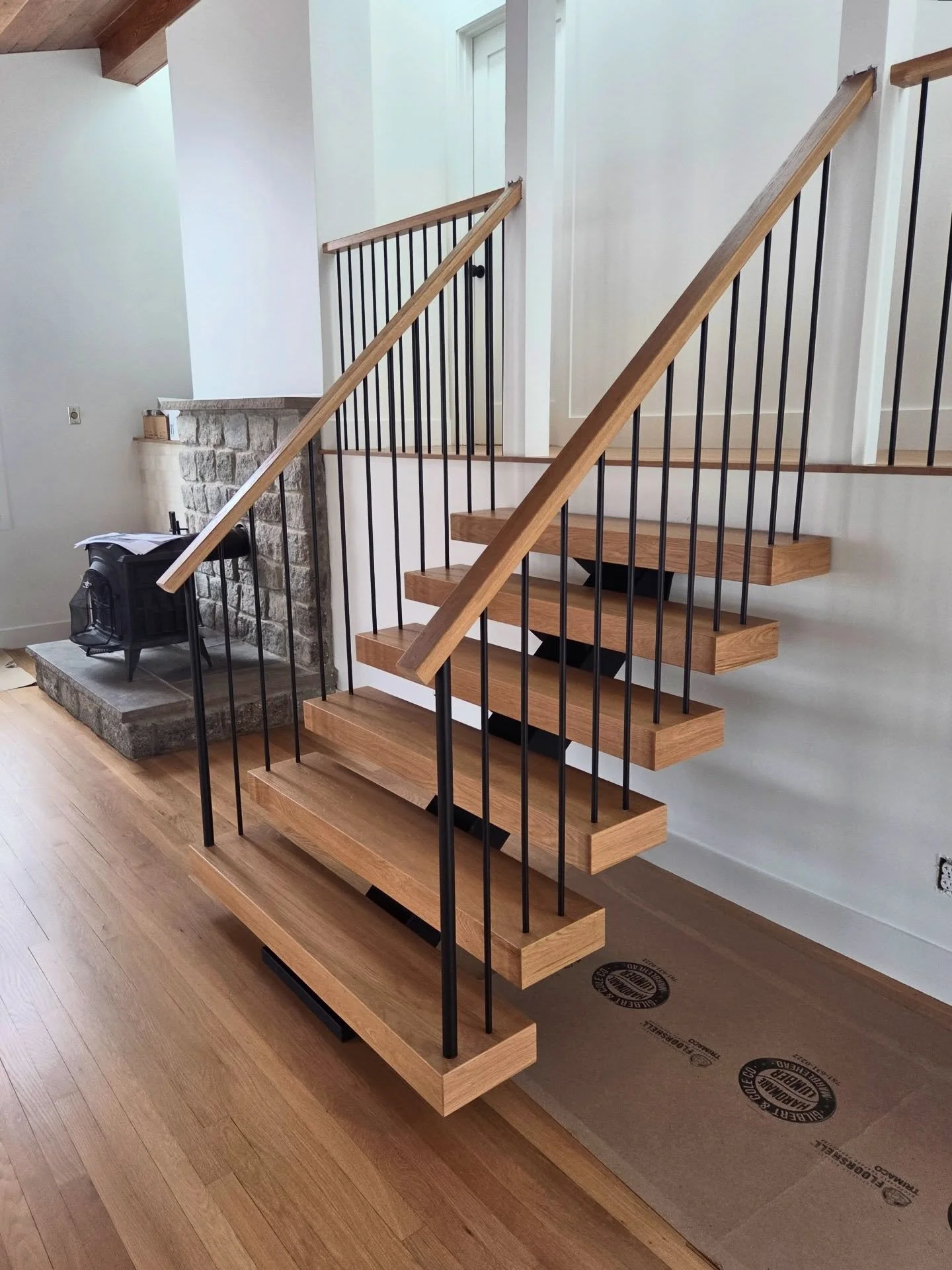 This @viewrail staircase was the perfect fit for our mid-century renovation. A structural steel beam supports the floating treads, giving the staircase its airy feel, while the railing pulls the whole design together. We love how it came together!