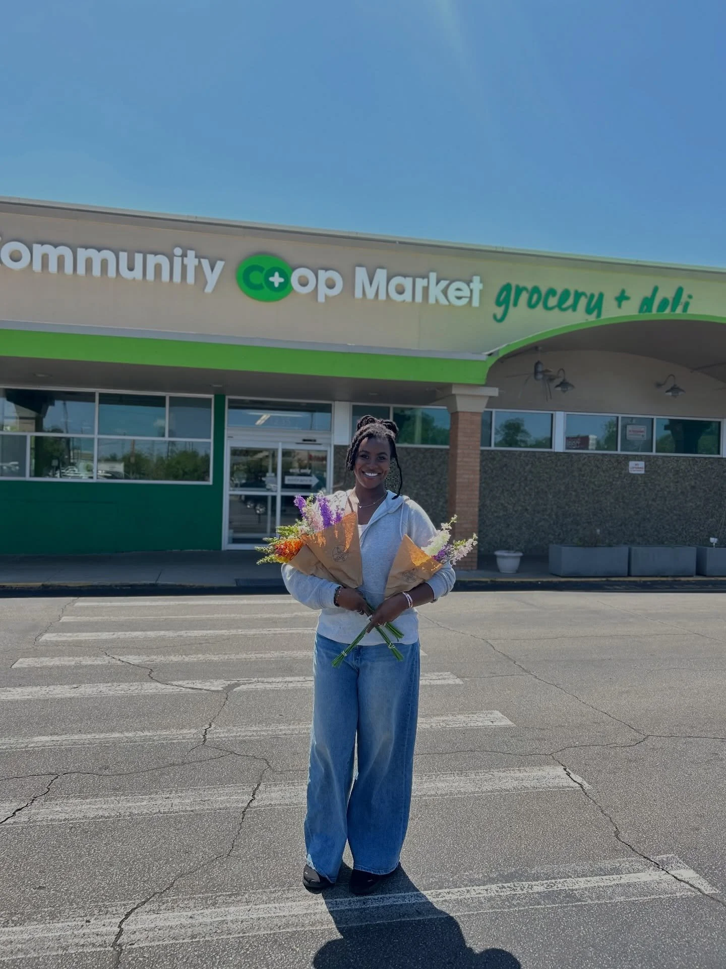 Spring forward with fresh blooms 🌸🌿
These beautiful larkspurs and snapdragons are locally grown with care by @fullearthfarm! 

There&rsquo;s something special about bringing home flowers that were grown within your own community &mdash; vibrant, se