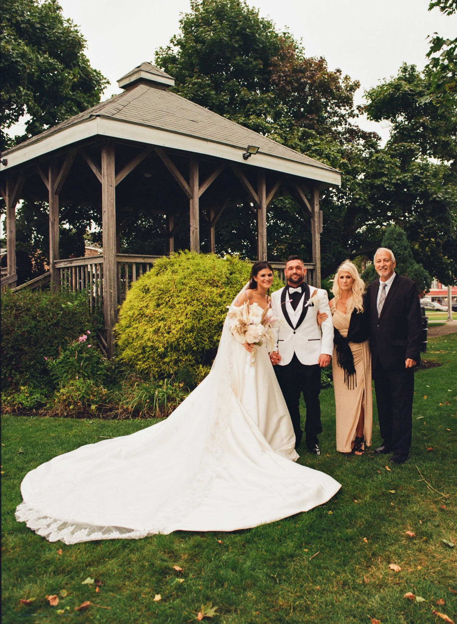 Old-orchard-maine-wedding-ceremony-mediumformat-film-photography-foxspit-bymariamylena-11.JPG