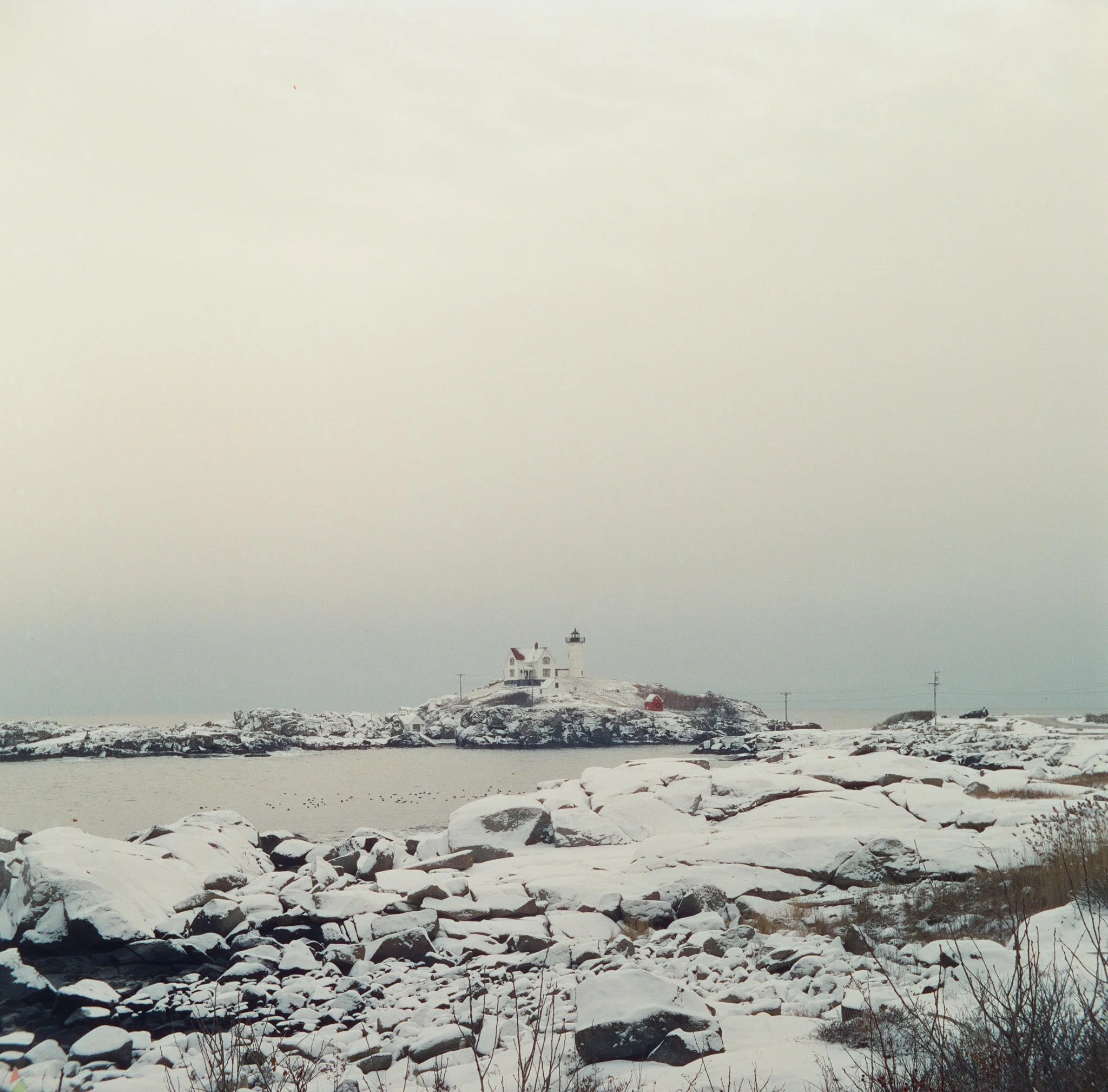 Kittery-maine-suprise-engagement-wedding-proposal-couples-portrait-session-documentary-fine-art-nubble-lighthouse-334.JPG