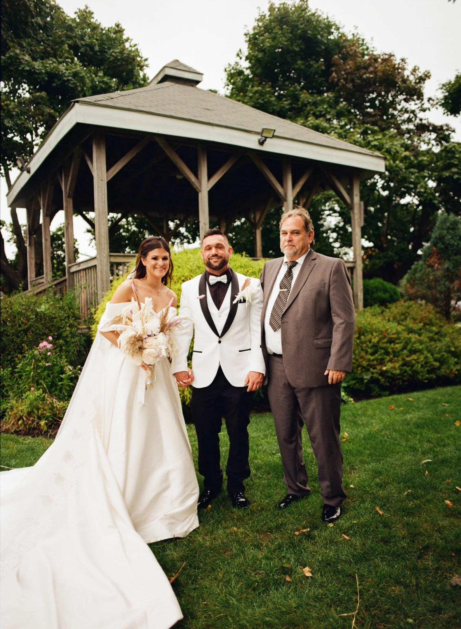 Old-orchard-maine-wedding-ceremony-mediumformat-film-photography-foxspit-bymariamylena-10.JPG