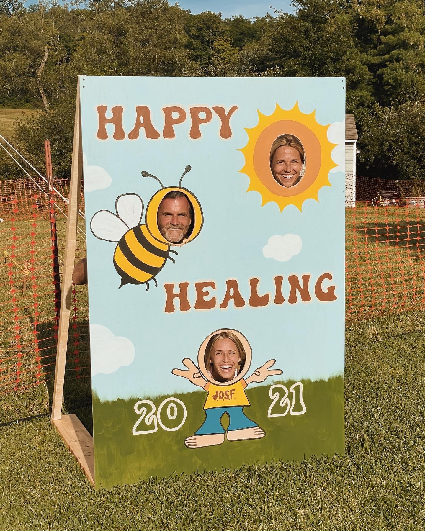 @toreistori and I had so much fun painting this cutout board. 

And I am the luckiest kid in the world to call these two goofballs my parents. 

_
📷: @toreistori 
#happyhealingfestival #musicfestival #livemusic #cleveland #ohio #outdoormusic