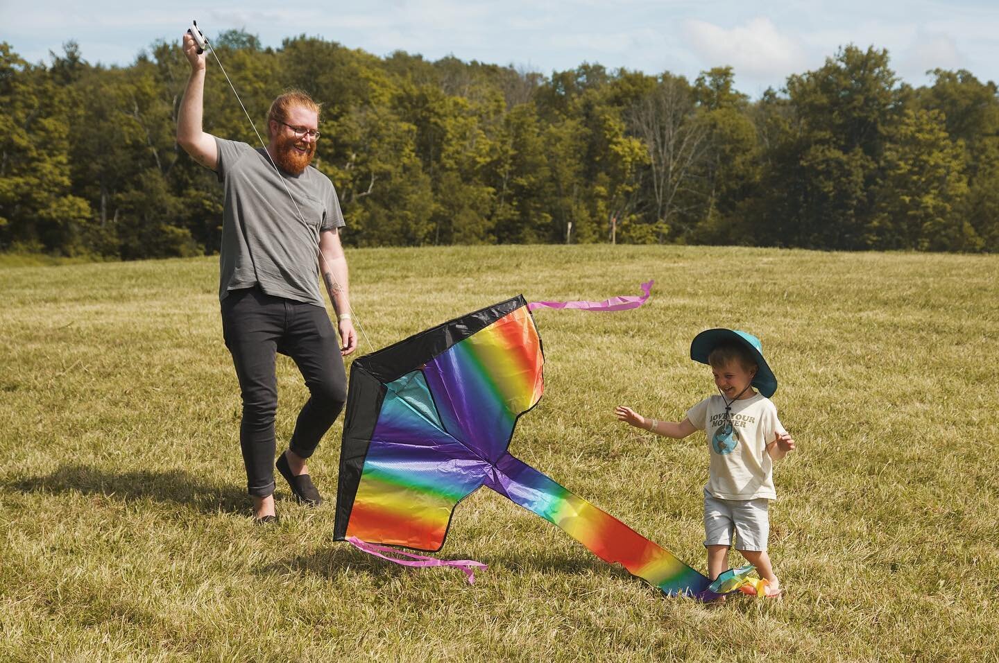 My mom @shelspear had the idea to buy some kites for the kids too and that was awesome!

Thank you to @elijahbisbeemusic for being there all day with your little angel. Your presence was so calming.
_
📷: @toreistori 
#happyhealingfestival #musicfest