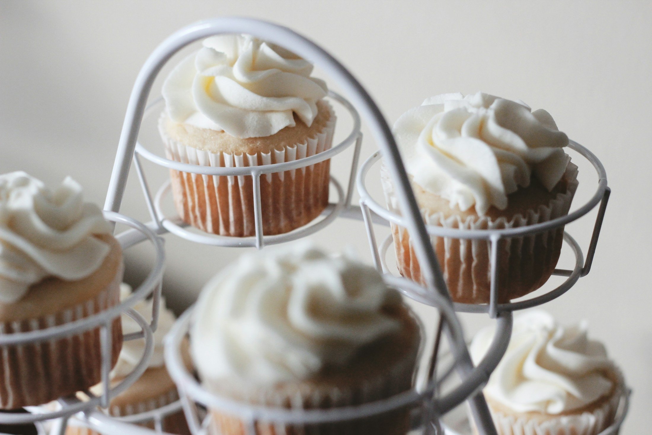 Wedding cupcakes arranged as an affordable cake alternative