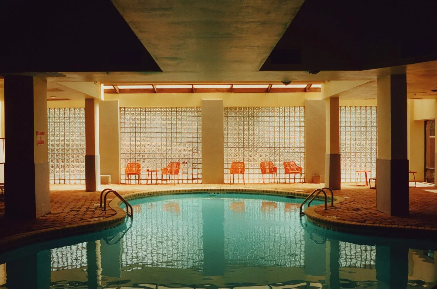 Surreal
📷: Leica M6
🎞️: Cinestill 400D