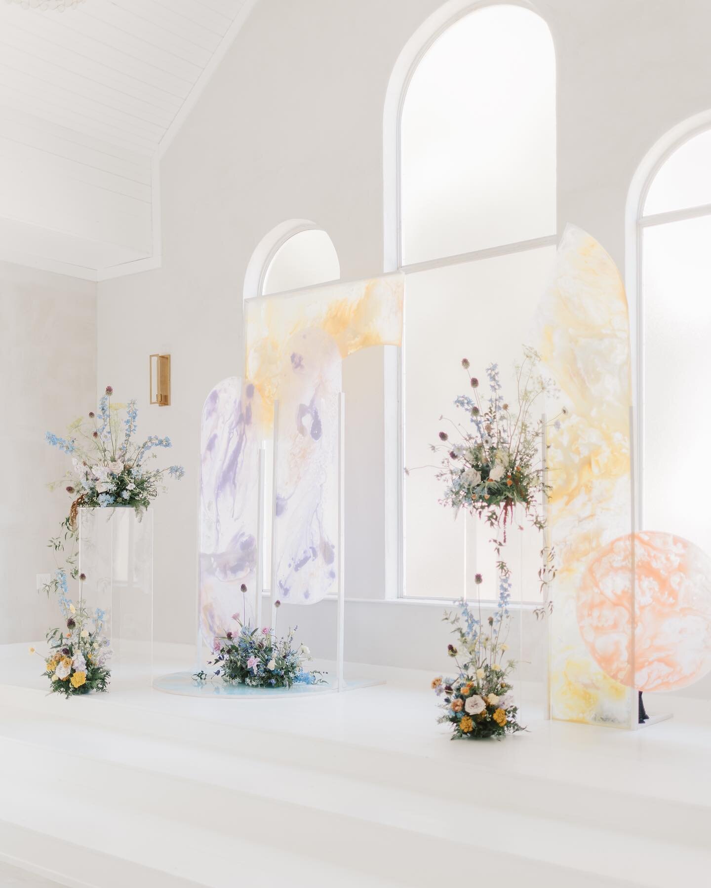Custom hand dyed, watercolor plexiglass ceremony backdrop.

Design + Planning: @honeyandco.weddings 
Venue: @emersonvenue 
Photo: @mochiesnyder 
Video: @lexichasemedia 
Floral: @olivegrovedesign 
Ceremony Install: @vim.and.venture 
Signage: @eastrose