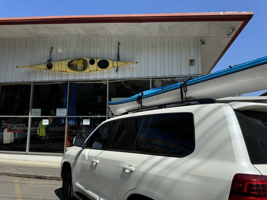 kayak on SUV roof rack with straps
